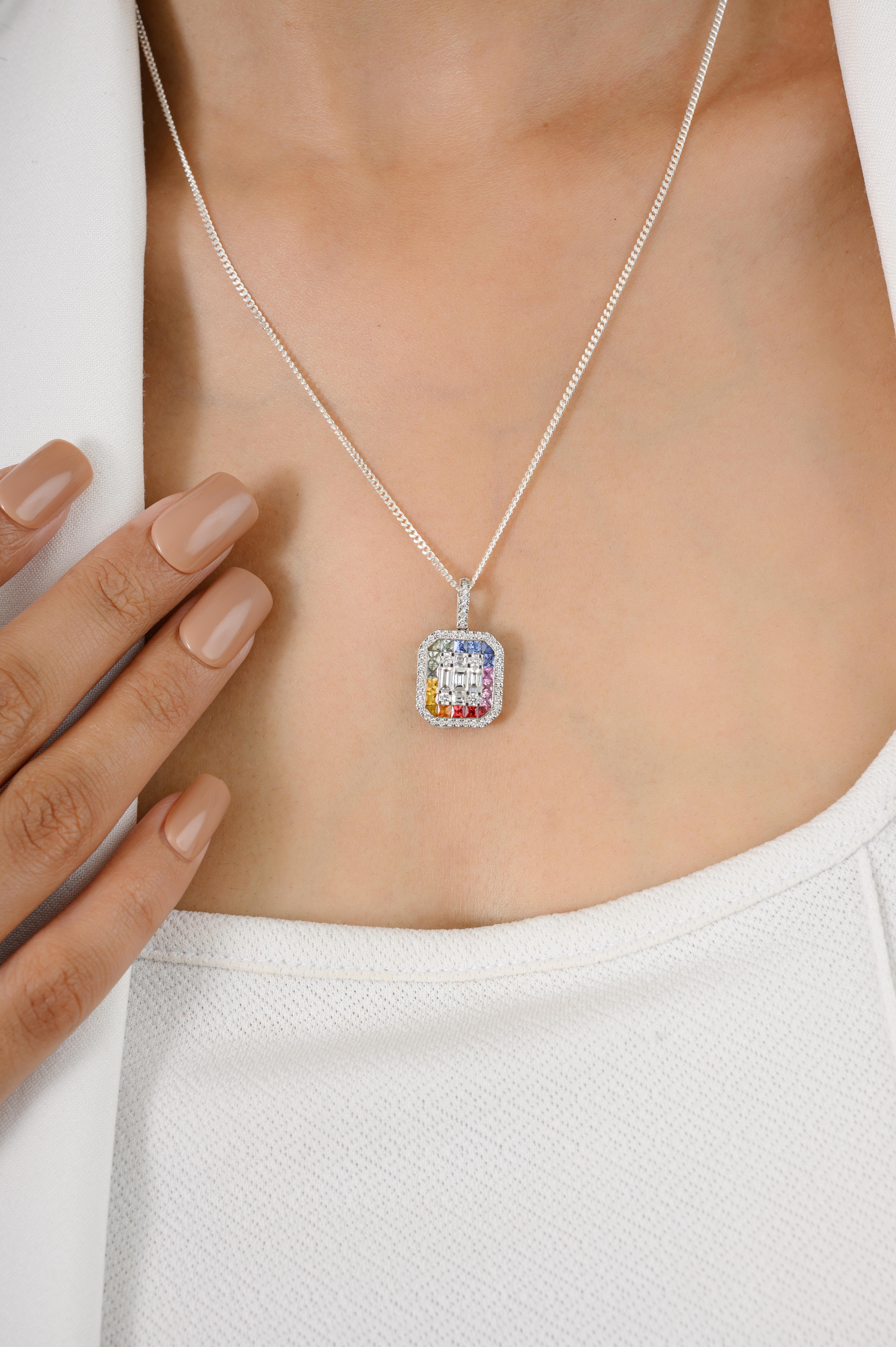 Ciondolo con diamanti e zaffiri multipli di ispirazione Art Deco in oro 18 carati, tempestato di zaffiri multipli a taglio quadrato e diamanti a taglio rotondo. Questo splendido gioiello eleva immediatamente un look casual o un abito elegante. 
Lo