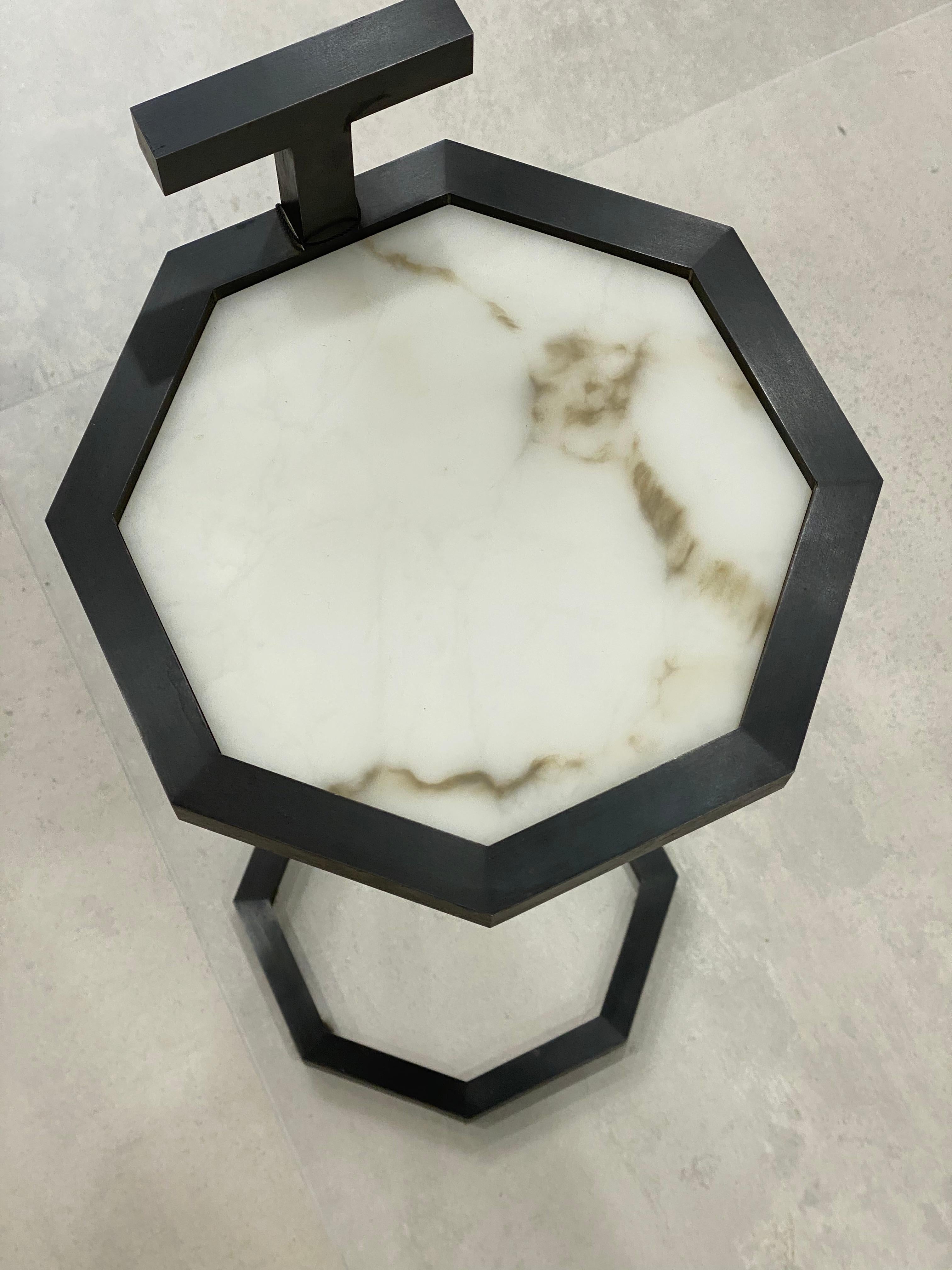 Art déco-inspirierter Octogan-Martini-Tisch aus geschwärztem Stahl mit Marblo-Oberfläche im Angebot 3