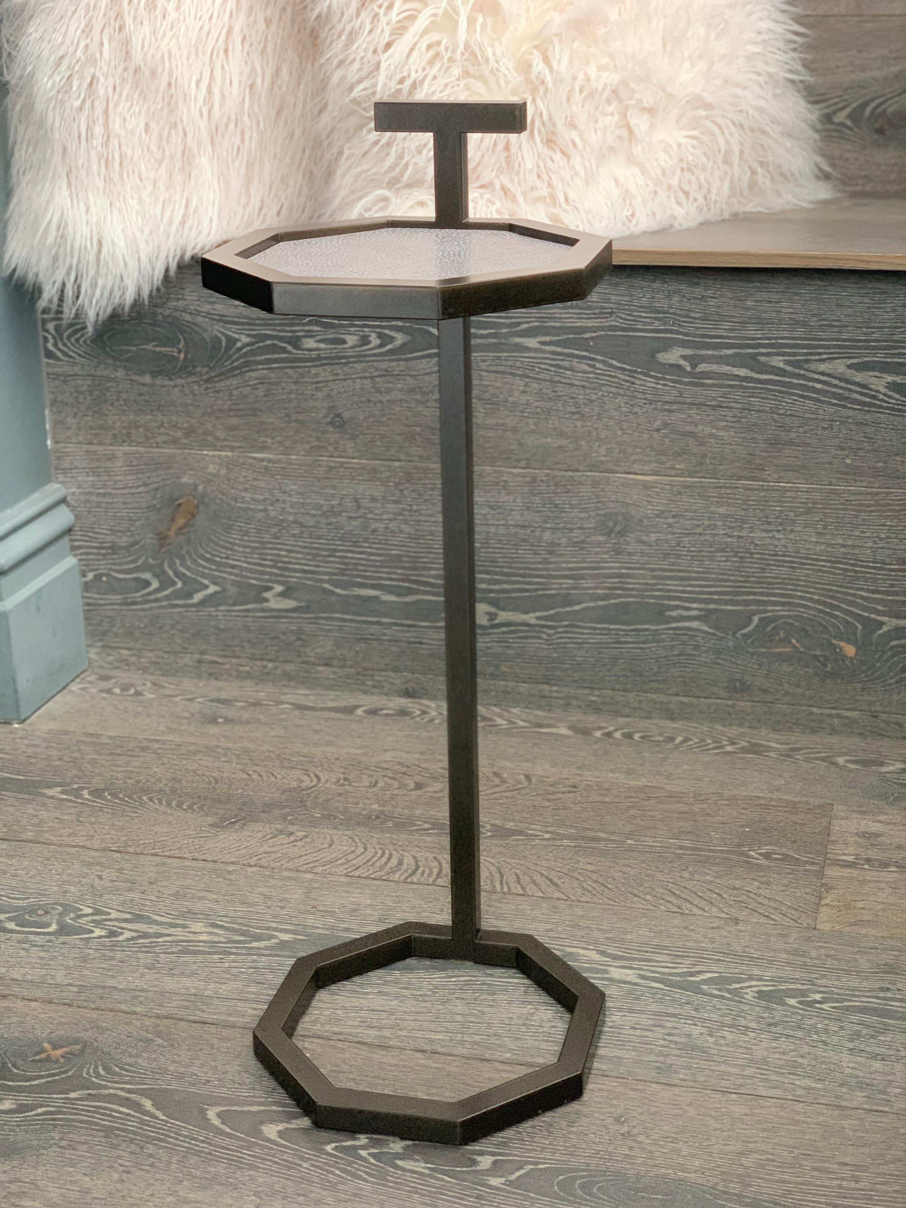 Table à Martini Octogan d'inspiration Art Déco en acier revêtu de poudre et de carreaux de jesmonite Neuf - En vente à London, GB