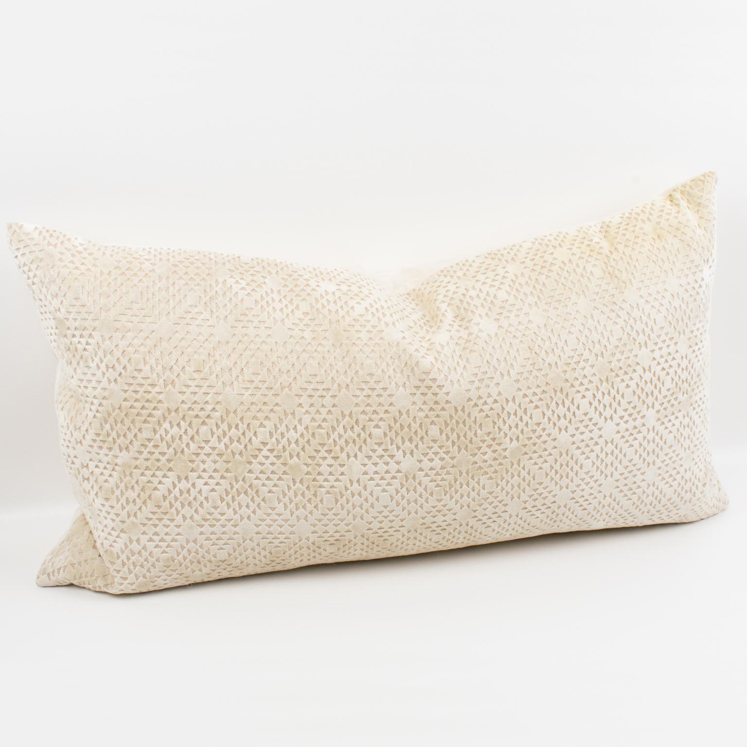 Questo splendido cuscino in velluto di ispirazione Art Deco è caratterizzato da un cuscino a forma di lombare. La parte anteriore è ricoperta da un disegno geometrico in velluto bianco sporco. Il retro è realizzato in velluto dello stesso colore con