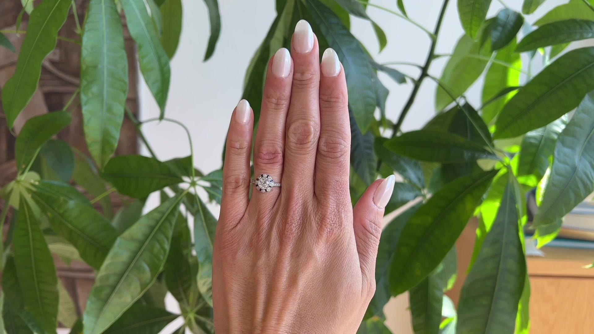 Eine Art Deco inspiriert alten europäischen Cut Diamant Saphir Platin Halo Ring. Mit einem Diamanten im alten europäischen Schliff von 0,67 Karat, Farbe I, Reinheit SI1. Akzentuiert durch 14 Diamanten im alten europäischen Schliff mit einem