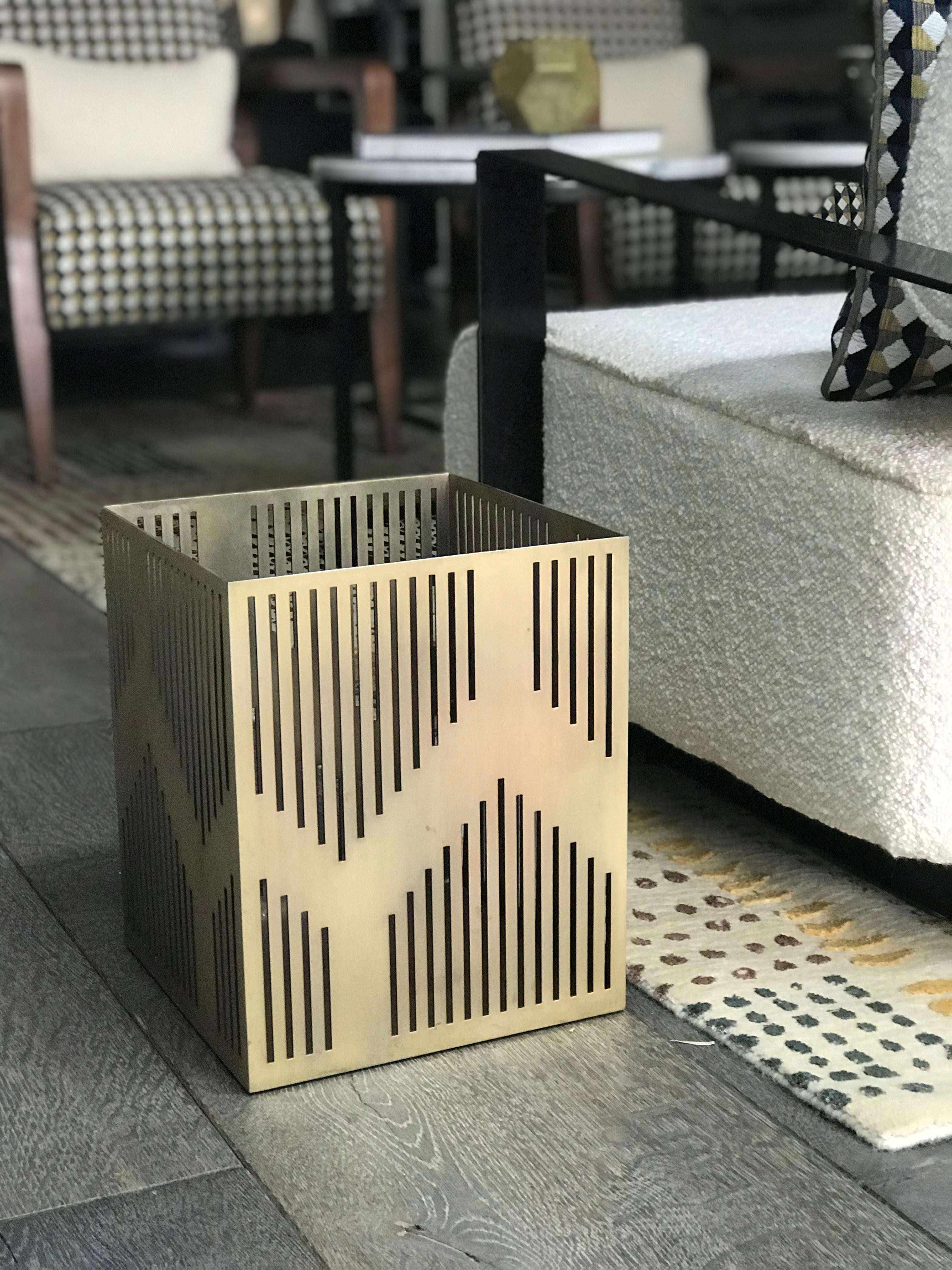 Art Deco inspiriert Papierkorb oder Pflanzer galvanisiert in antikem Messing (Art déco)