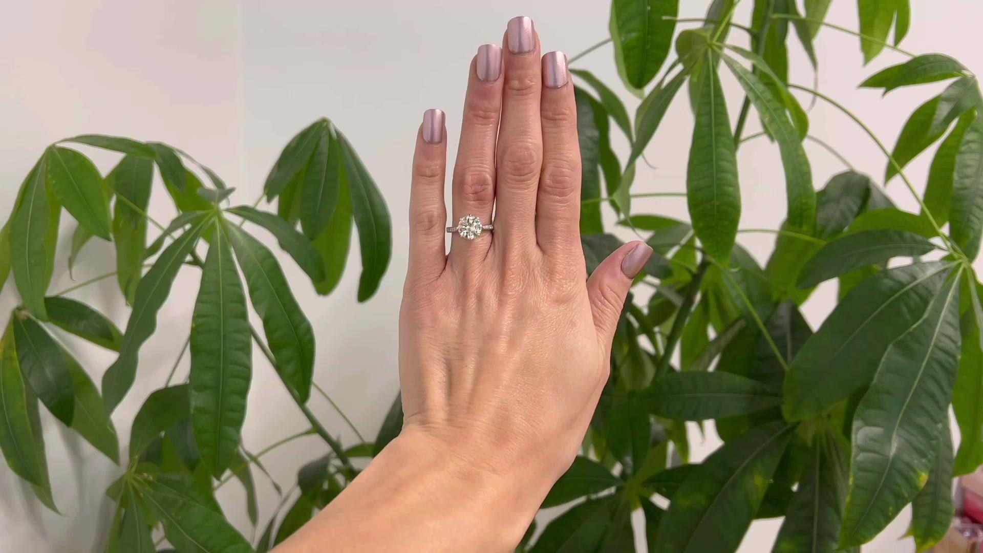 Eine Art Deco inspiriert Paul Flato GIA 2,87 Karat Diamant Platin Verlobungsring. Mit einem GIA runden Brillanten von 2,87 Karat, begleitet von einem Zertifikat #6227715652, das besagt, dass der Diamant die Farbe Q-R und die Reinheit VVS2 hat.
