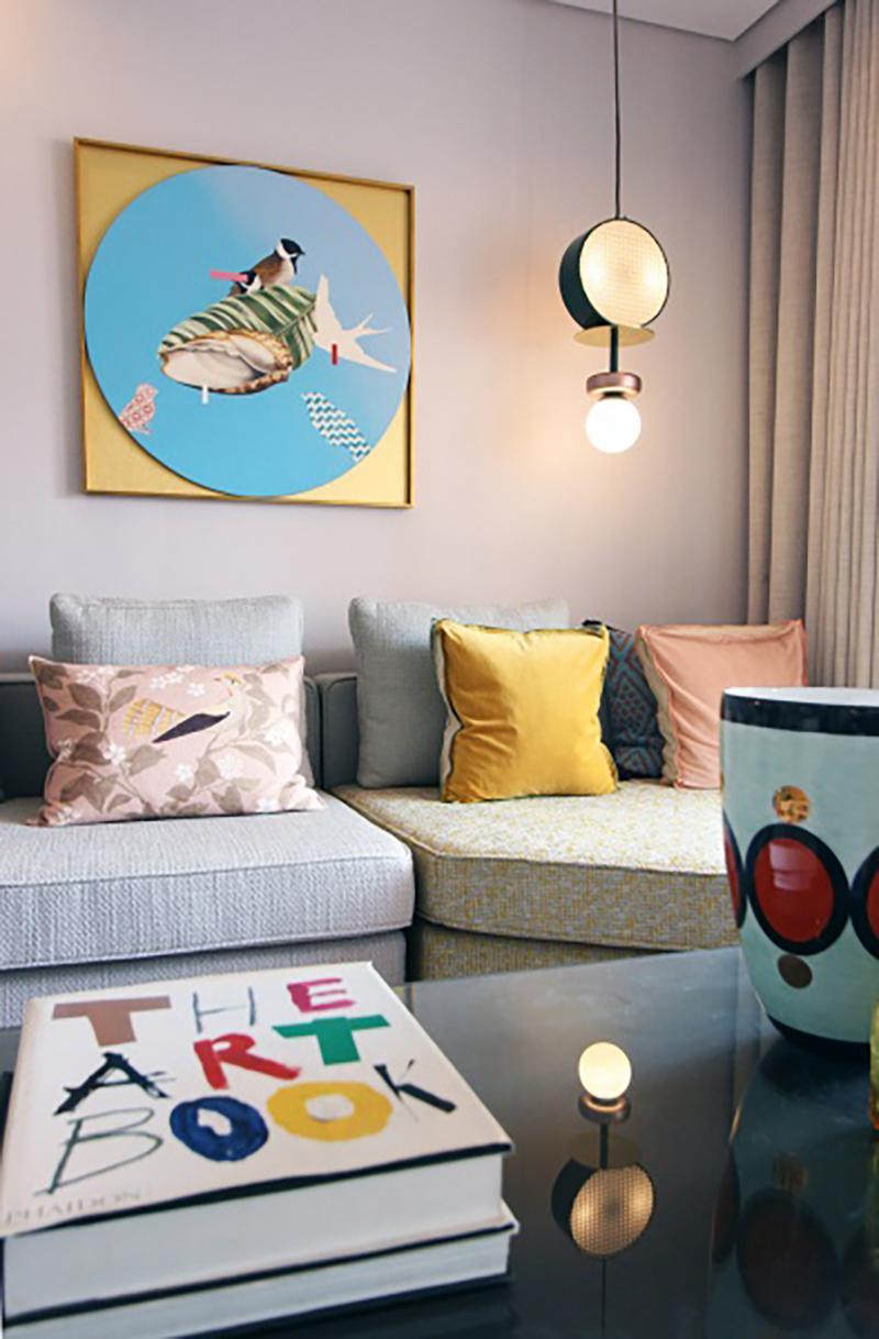 Sospensione perfetta di forme rotonde, rete in rattan e dettagli in ottone intrecciati a delicati globi di vetro smerigliato, Monaco II è un ciondolo contemporaneo di ispirazione Art Déco. 
La struttura e i cilindri sono rifiniti con uno strato di