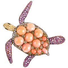 Broche « tortue » en corail rose en or jaune, diamants, saphirs et perles