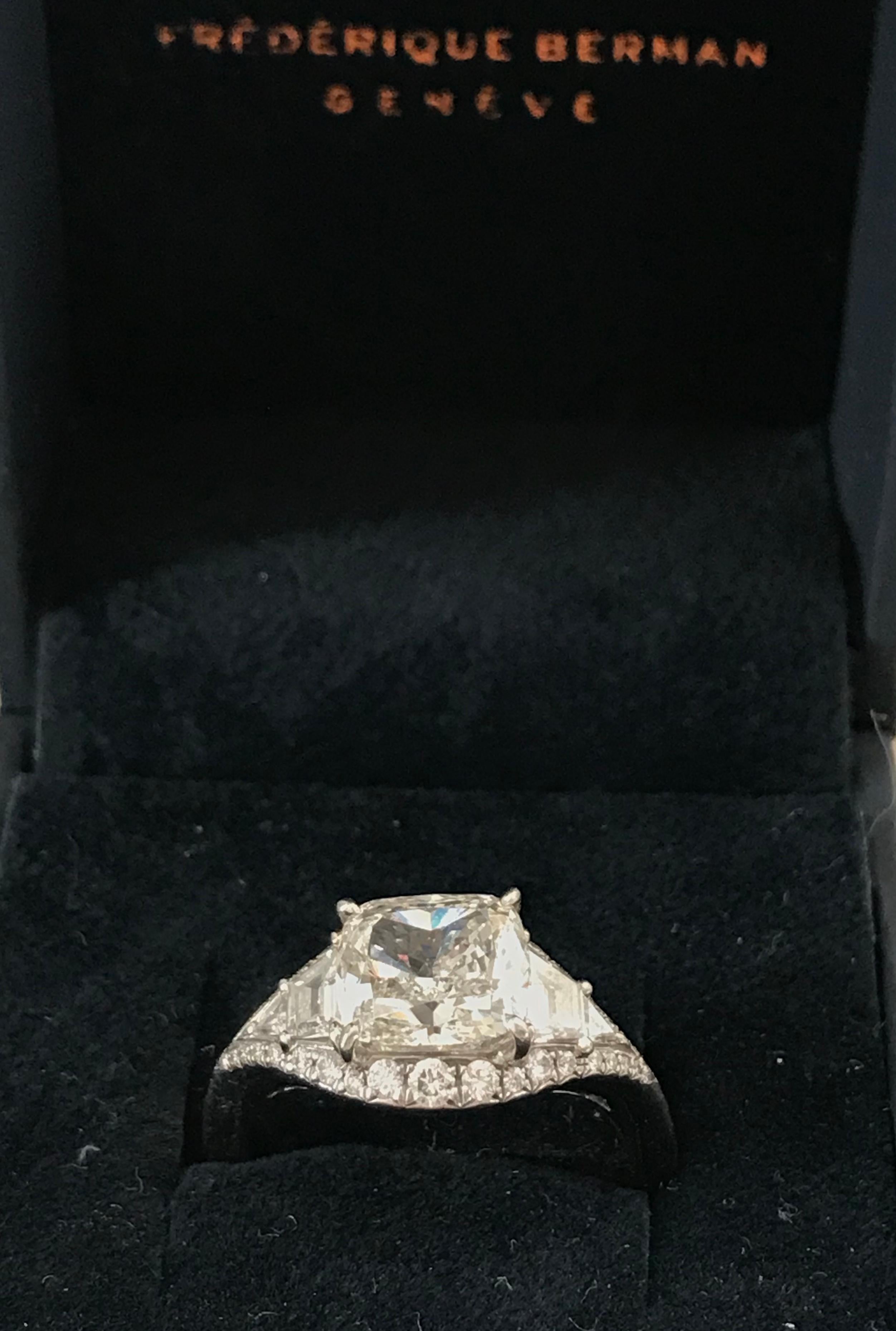 Art Deco Inspired Platinum and 2.6 Carat Cushion-Cut Engagement Ring In New Condition For Sale In Geneve, Genf