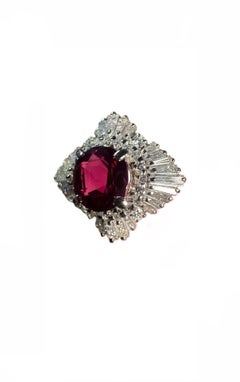 Anello da cocktail in platino con diamanti e rubino ovale da 2,10 carati, in stile Art Déco