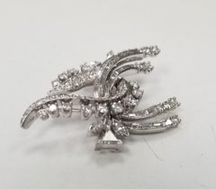 Broche de diamantes en platino de inspiración Art Déco con redondos y baguettes