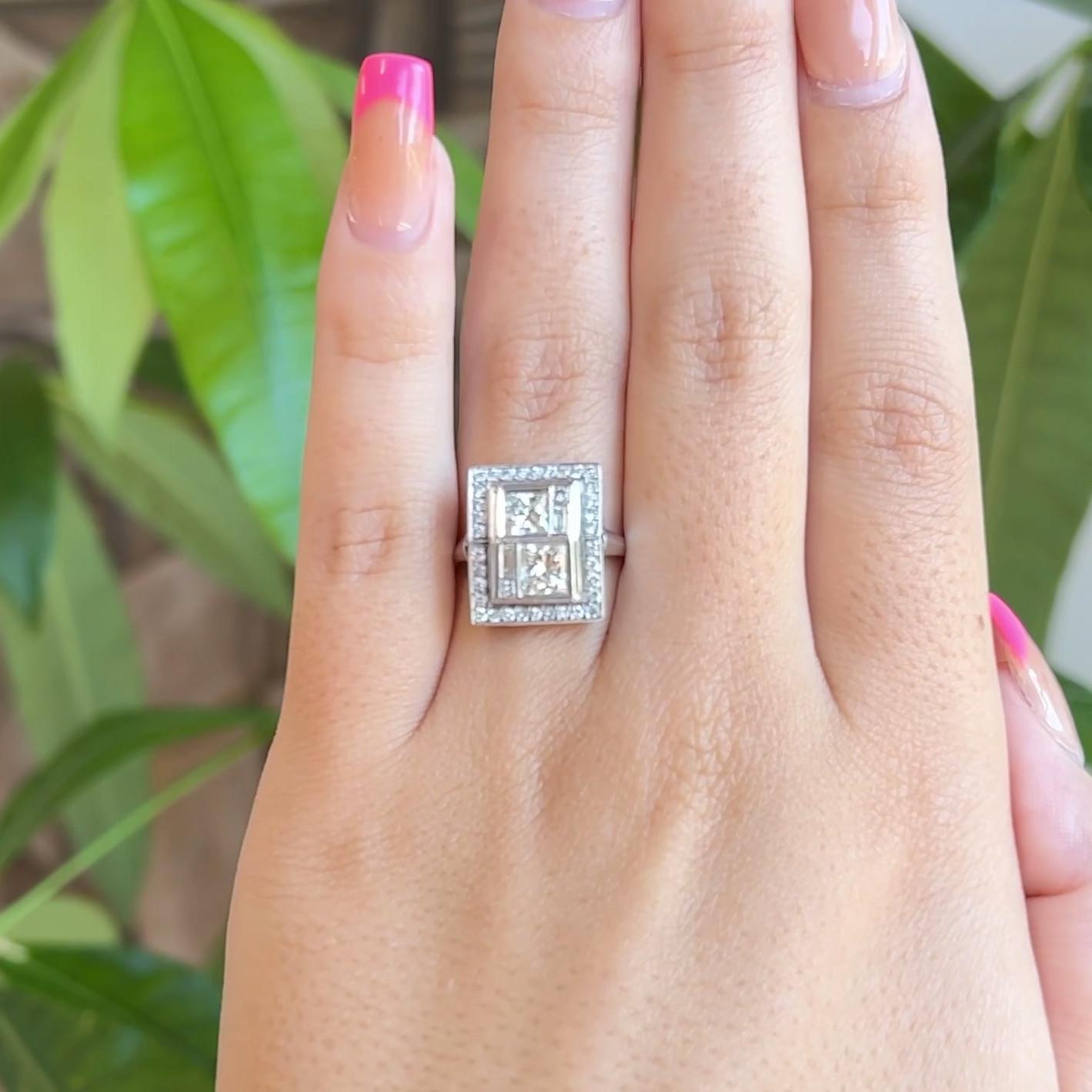 Eine Art Deco inspiriert Prinzessin Cut Diamond Platinum Ring. Mit zwei Diamanten im Prinzessinnenschliff mit einem Gesamtgewicht von ca. 0,80 Karat, Farbe G, Reinheit VS2. Akzentuiert durch zwei Diamanten im Baguetteschliff mit einem Gesamtgewicht