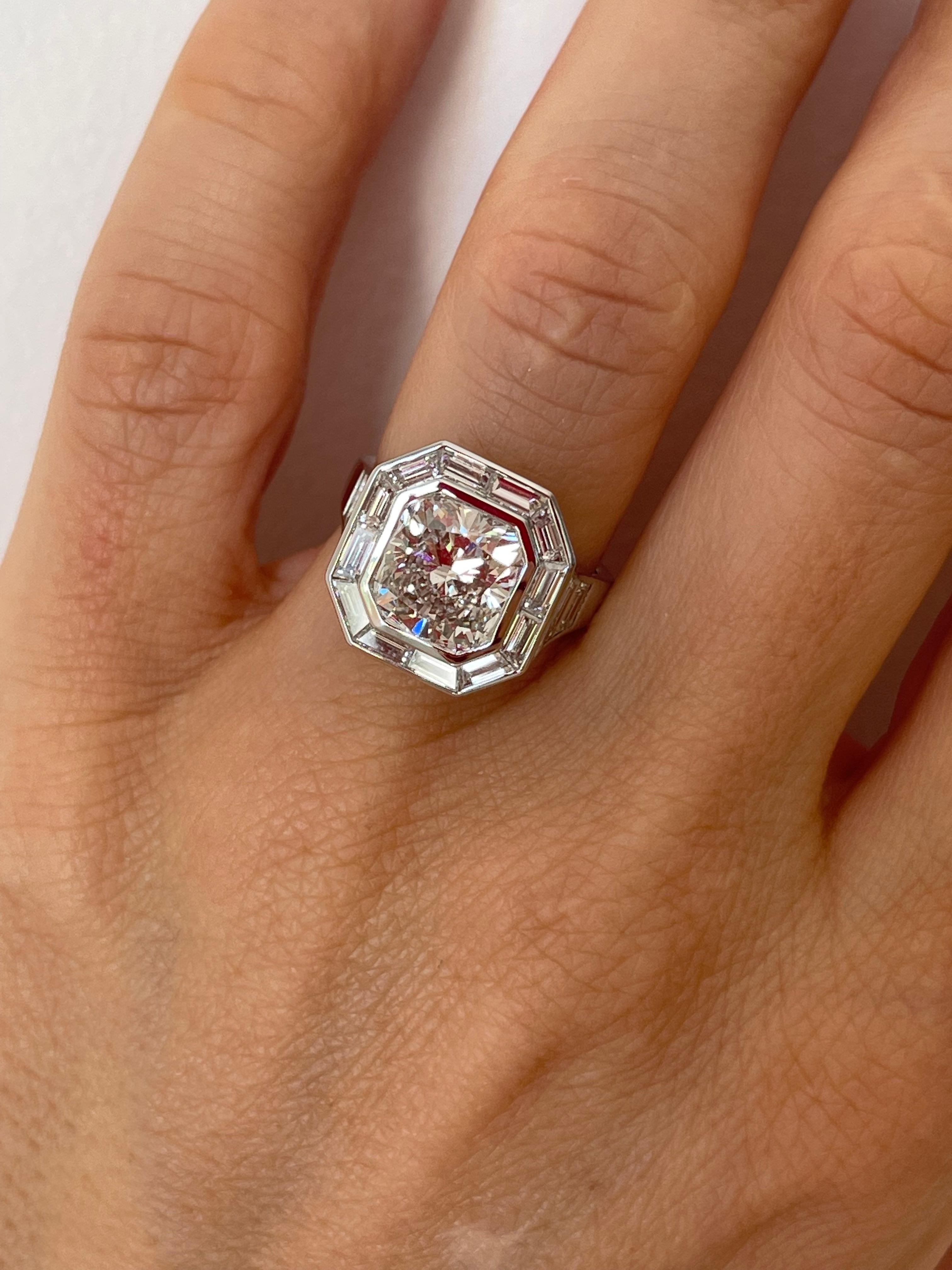 Anello di ispirazione Art Deco con 3 carati. Pietra centrale e Baguette laterali in vendita 1