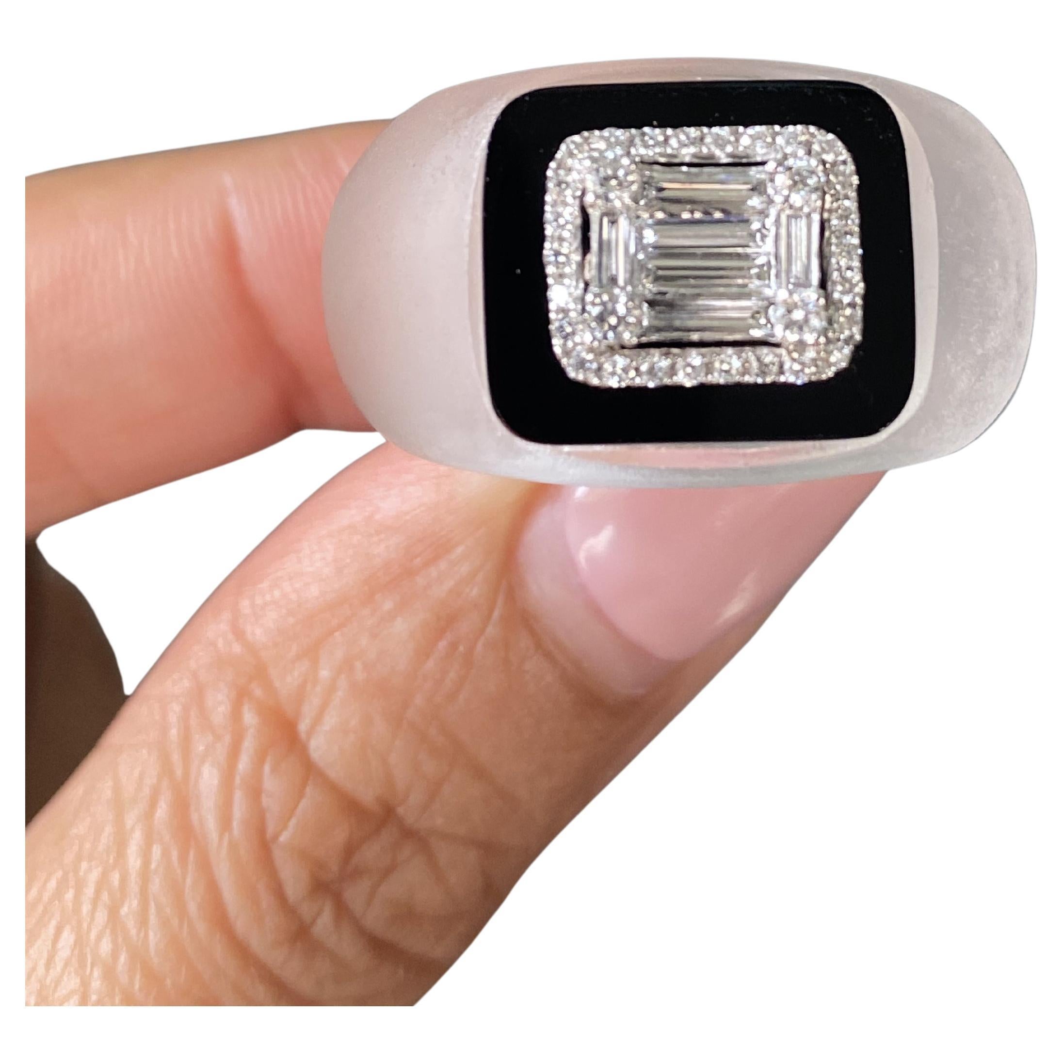 Set in rock crystal, the centerpiece features features an illusion set diamond, framed by a lustrous black onyx . The contrast between the shimmering diamonds and deep onyx gives the piece the piece a art deco vintage character .

18K White  1.00