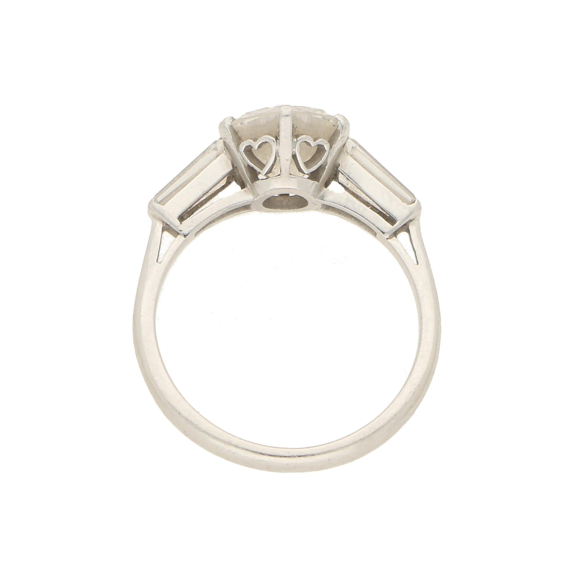 Verlobungsring aus Platin mit Diamant im Rund- und Baguetteschliff, inspiriert vom Art déco für Damen oder Herren