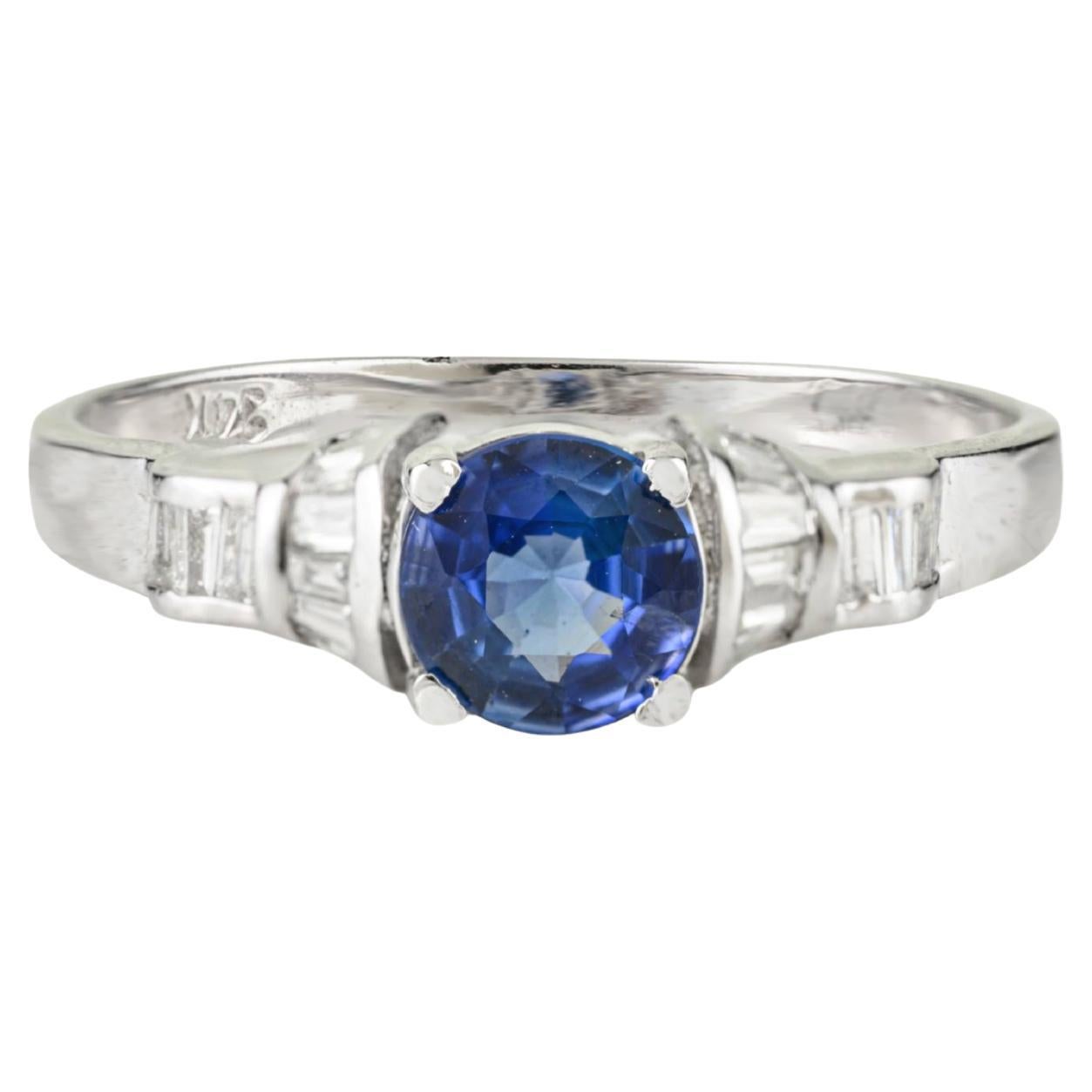 En venta: Anillo de Oro Blanco de 14k con Zafiro Azul Redondo y Diamante Baguette Inspirado en el Art Decó