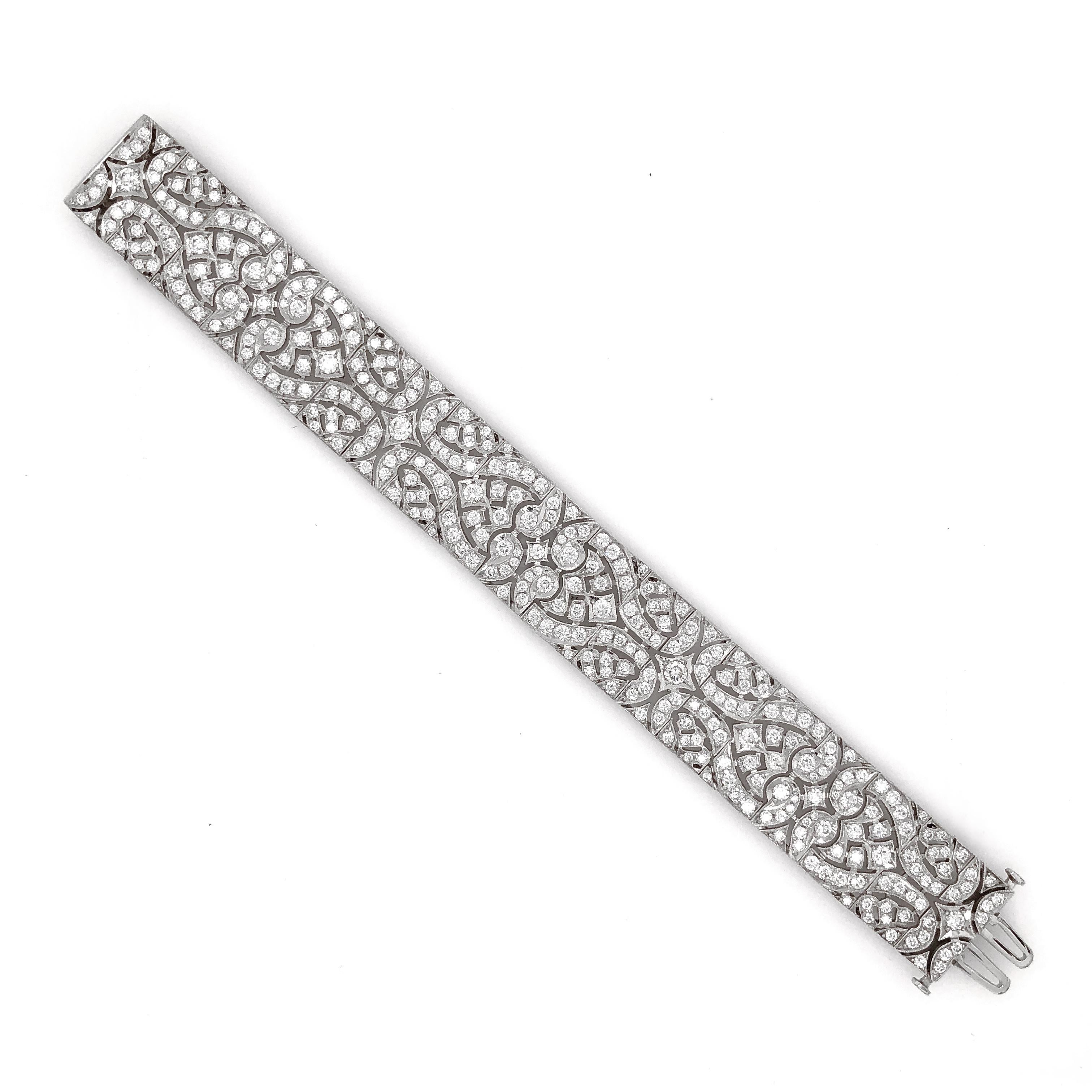 Contemporary Art Deco Inspired Round Cut White Diamonds 13.8 Carat Platinum Link Bracelet For Sale