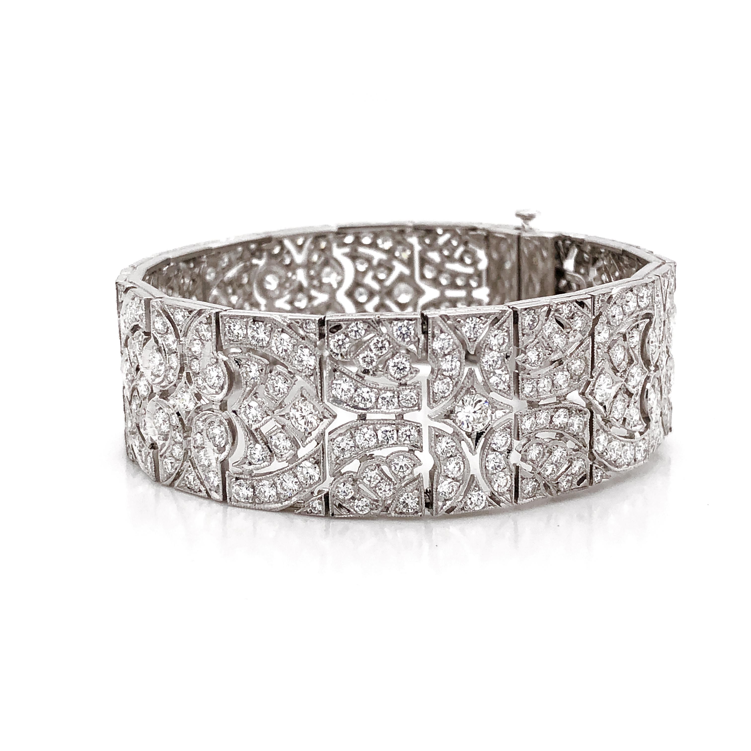 Art Deco Inspired Round Cut White Diamonds 13.8 Carat Platinum Link Bracelet In New Condition For Sale In New York, NY