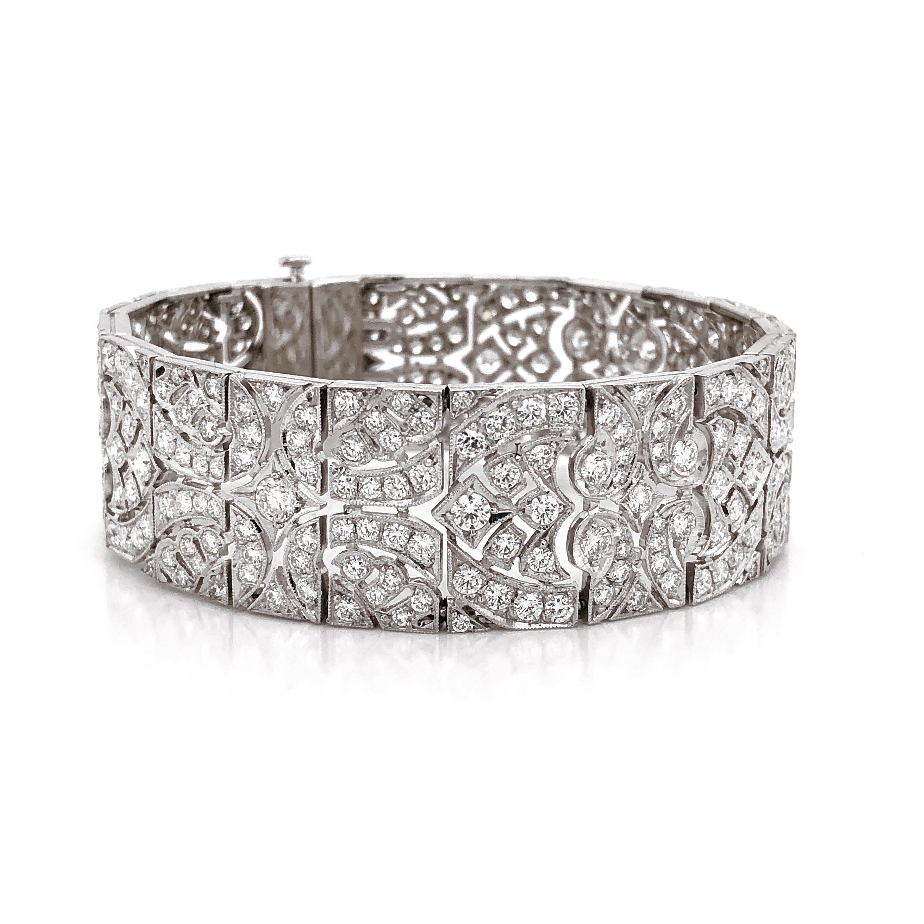 Women's Art Deco Inspired Round Cut White Diamonds 13.8 Carat Platinum Link Bracelet For Sale