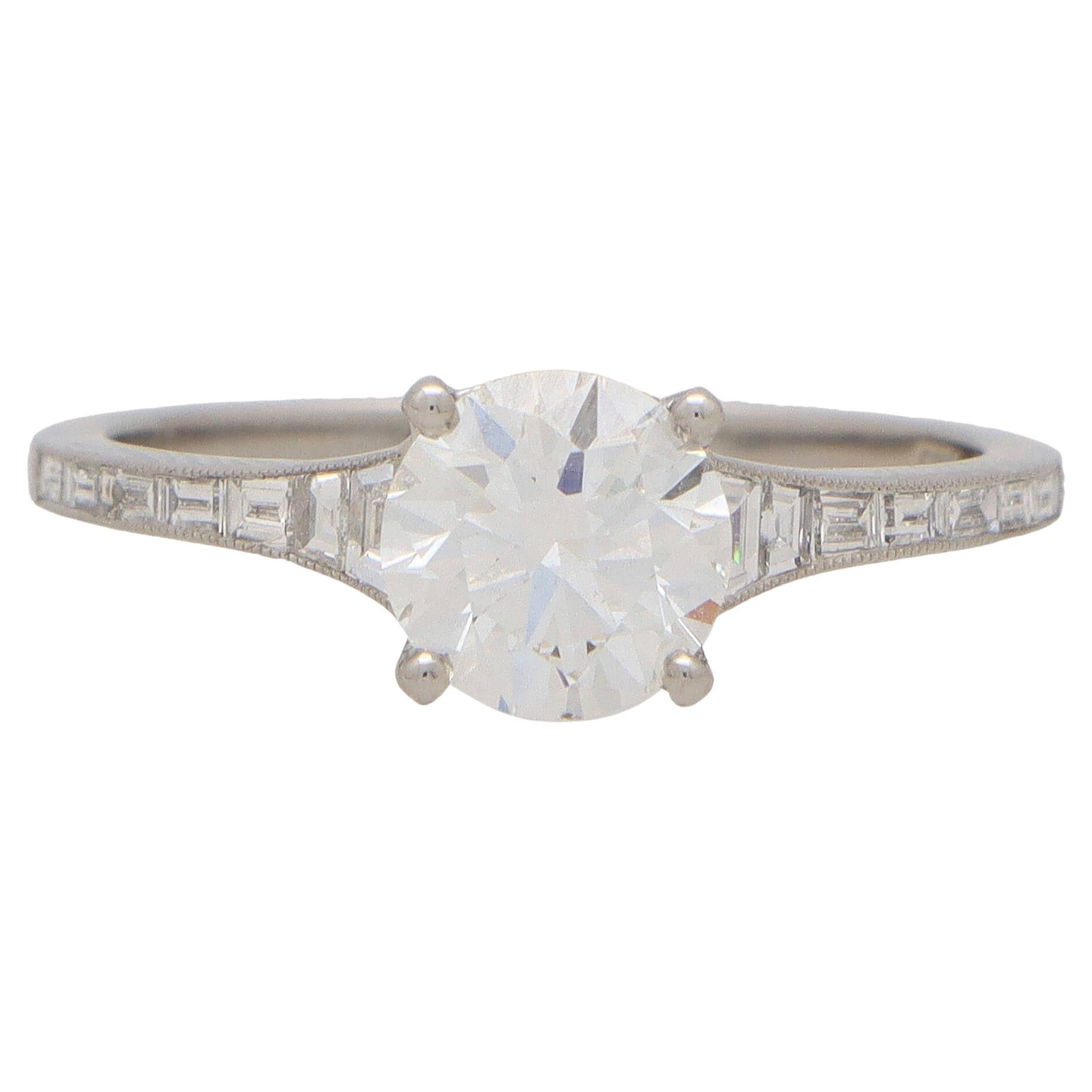 Anello con diamante rotondo e spallette baguette in platino di ispirazione Art Déco in vendita