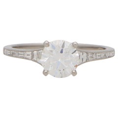 Anillo de diamantes redondos de inspiración Art Déco con hombros de baguette engastados en platino