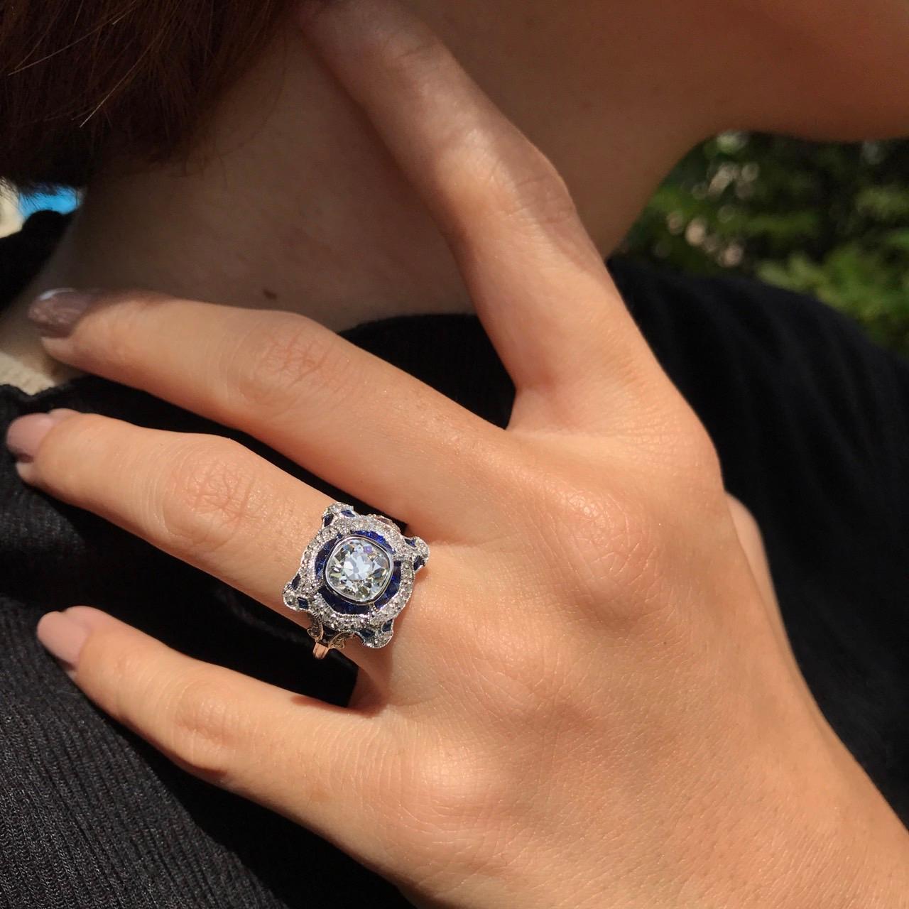 Bague d'inspiration Art Déco en or blanc, diamants ronds GIA 1,52 carat et saphir bleu Unisexe en vente