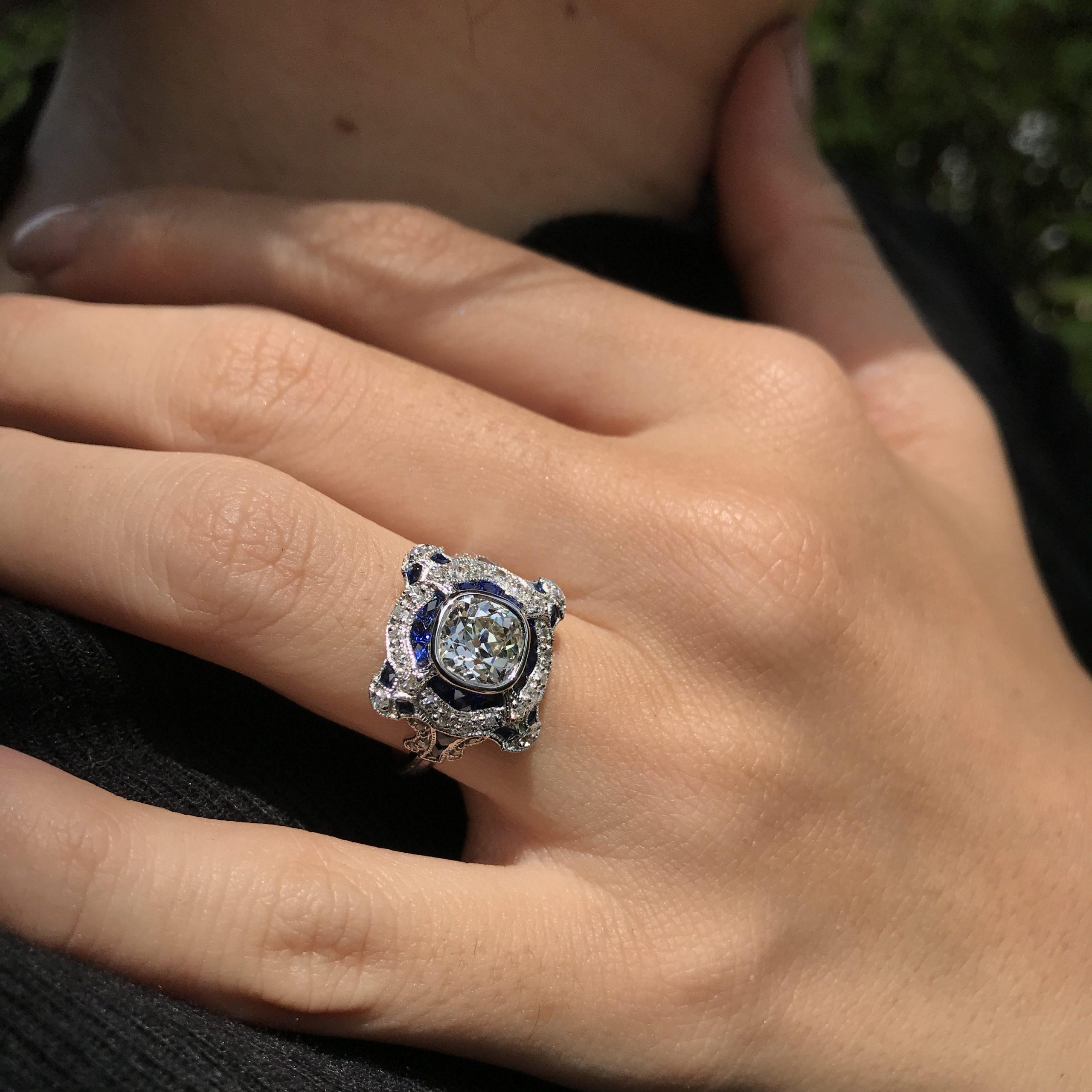 Bague d'inspiration Art Déco en or blanc, diamants ronds GIA 1,52 carat et saphir bleu en vente 1