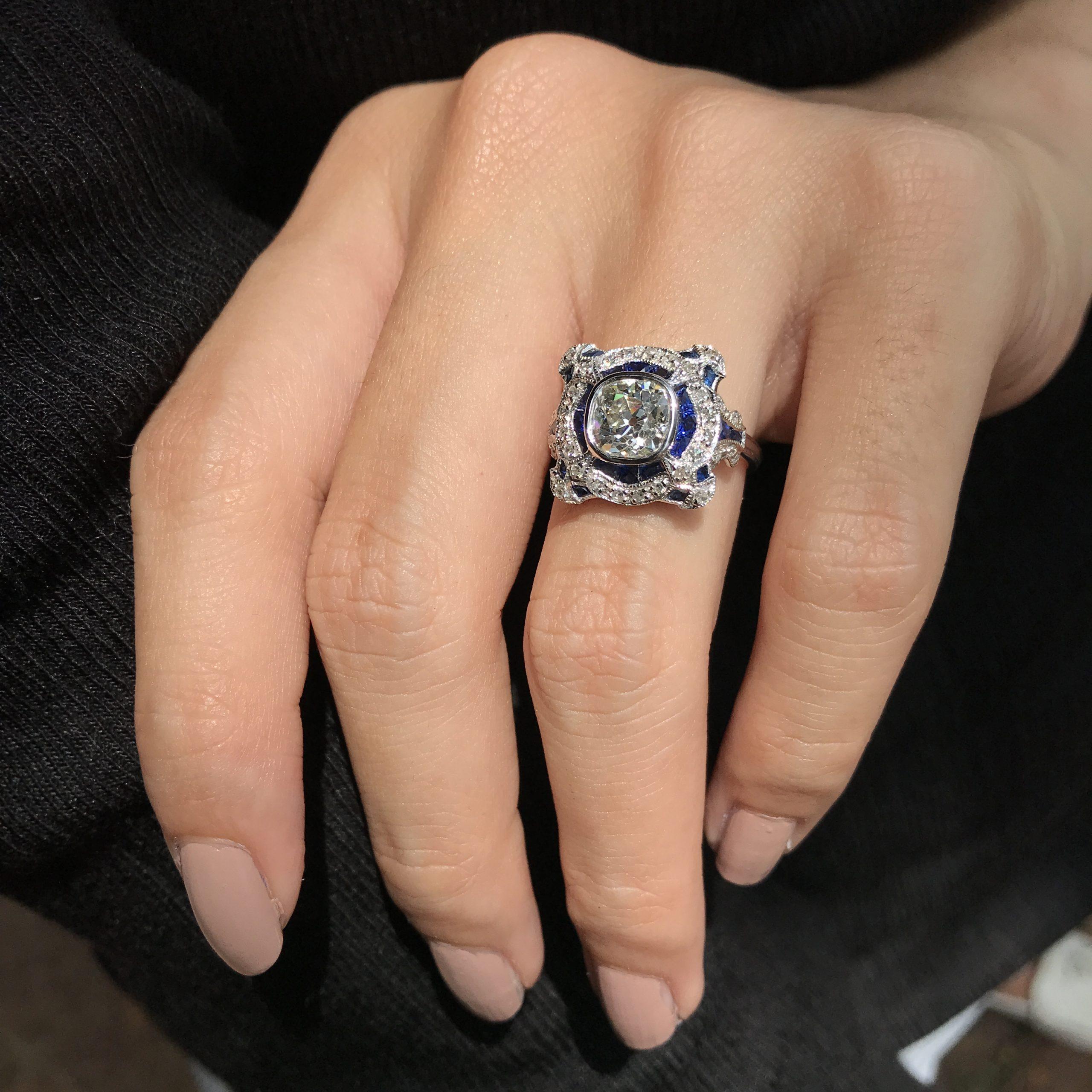 Bague d'inspiration Art Déco en or blanc, diamants ronds GIA 1,52 carat et saphir bleu en vente 2