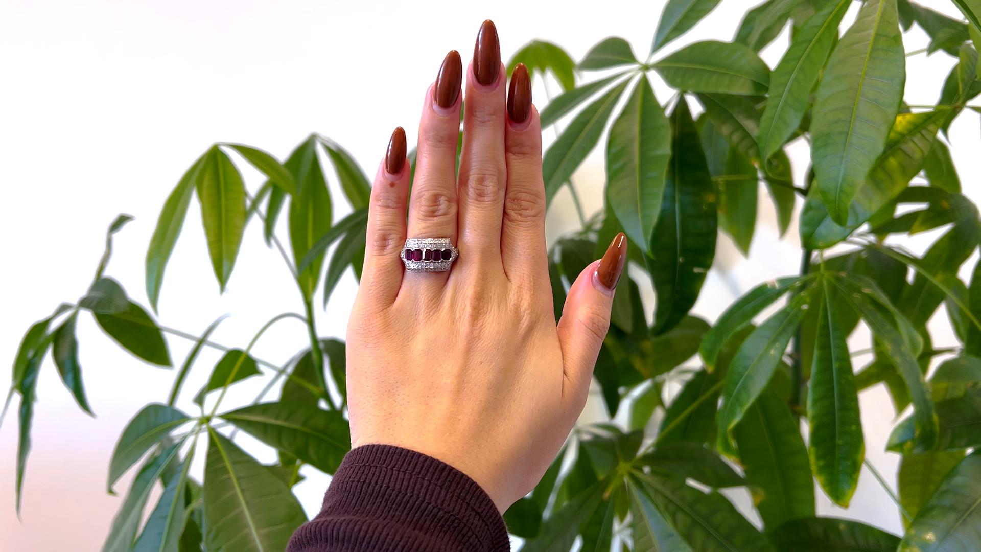 Une bague en platine avec rubis et diamants d'inspiration Art déco. Cinq rubis octogonaux taillés en escalier d'un poids total d'environ 1,00 carat. Accentué par 62 diamants de taille européenne ancienne d'un poids total d'environ 0,65 carat,