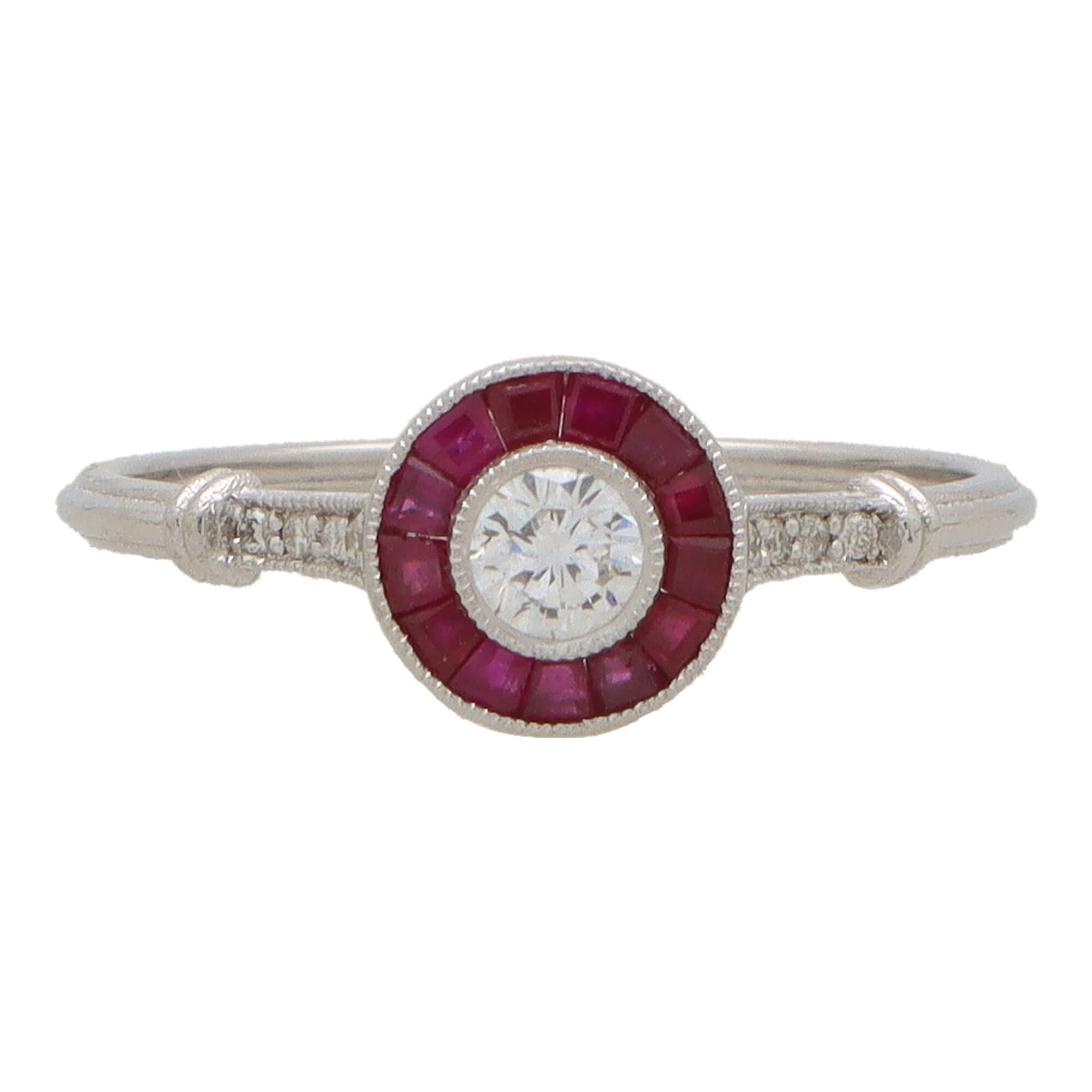Anello Target con rubini e diamanti in oro bianco 18 carati di ispirazione Art Deco In condizioni Nuovo in vendita a London, GB