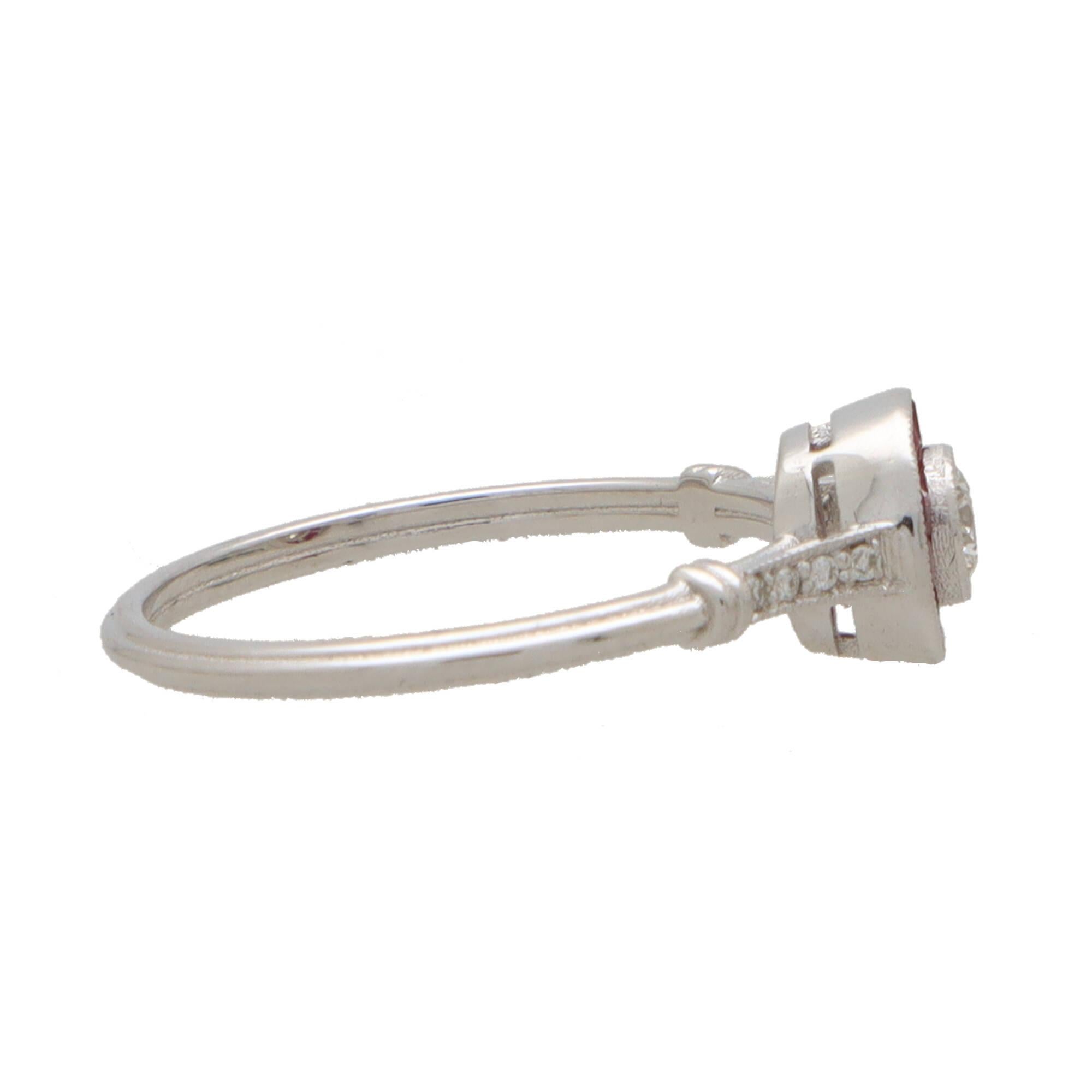 Anello Target con rubini e diamanti in oro bianco 18 carati di ispirazione Art Deco in vendita 1