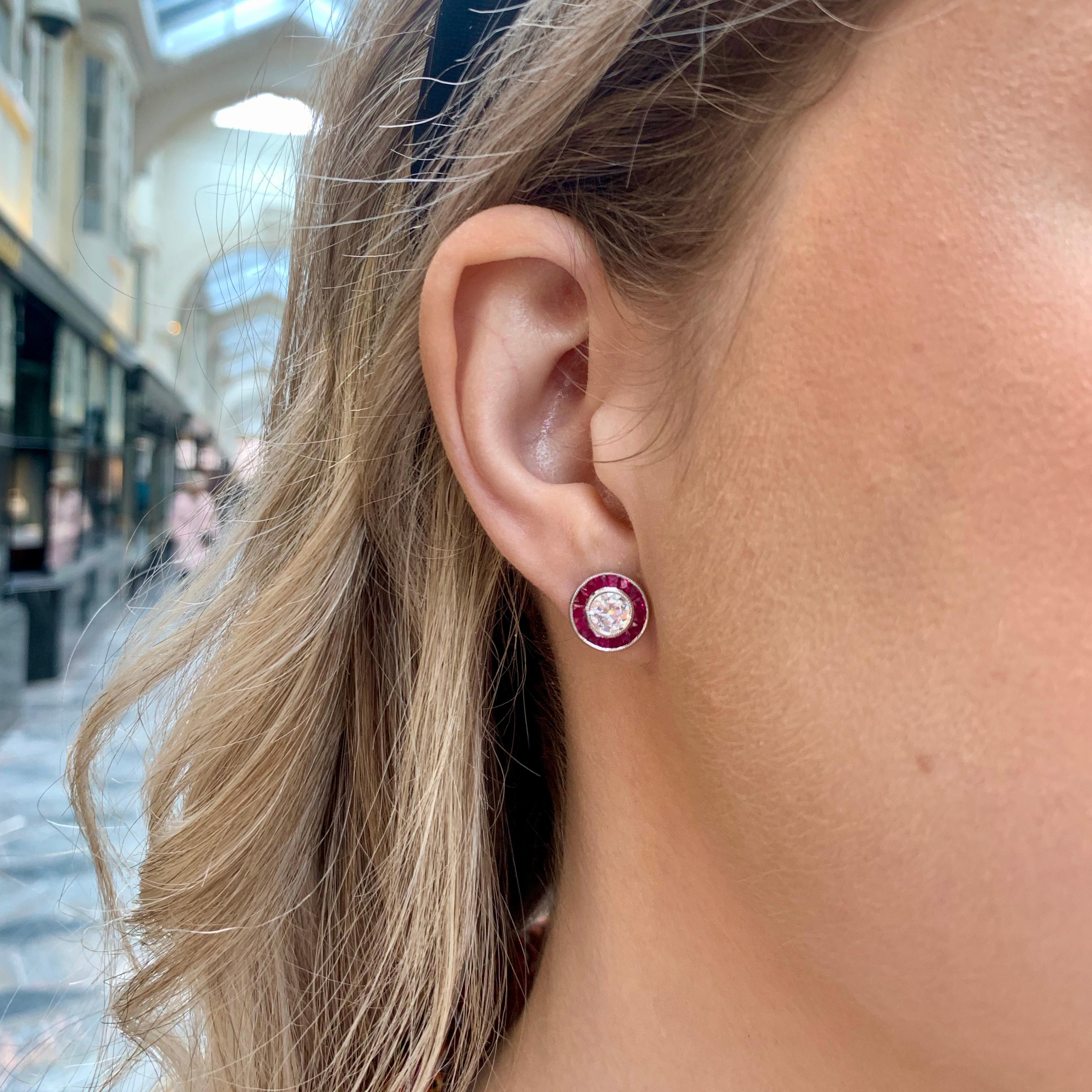 Art-déco-inspirierte Rubin- und Diamant-Ohrstecker aus Platin 2