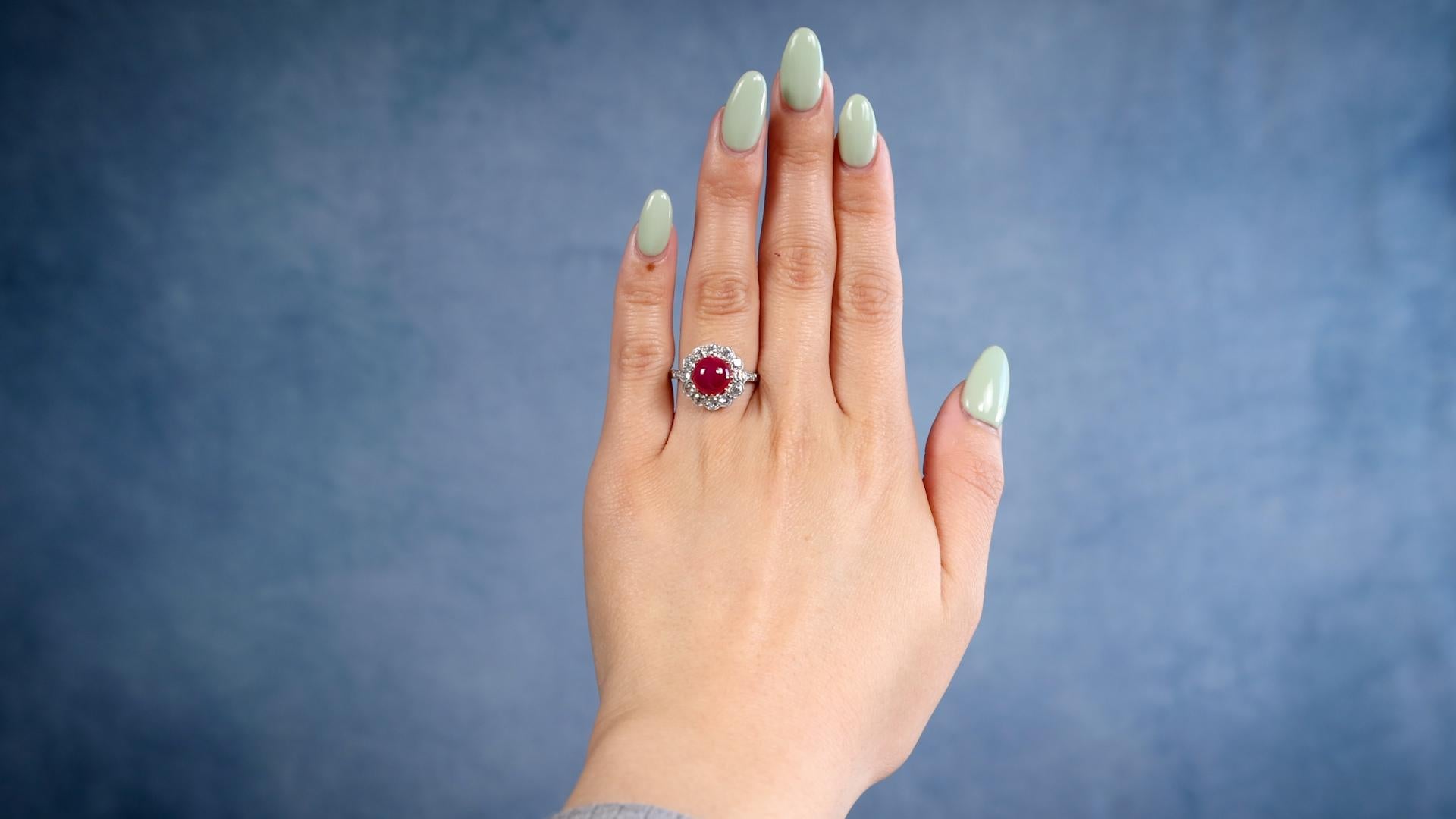 Eine Art Deco inspiriert Rubin Diamant Platin 14k Gelbgold Ring. Mit einem Rubin im Cabochon-Schliff von 3,79 Karat. Akzentuiert durch 18 Diamanten im alten europäischen Schliff mit einem Gesamtgewicht von ca. 1,45 Karat, eingestuft in Farbe J-K,