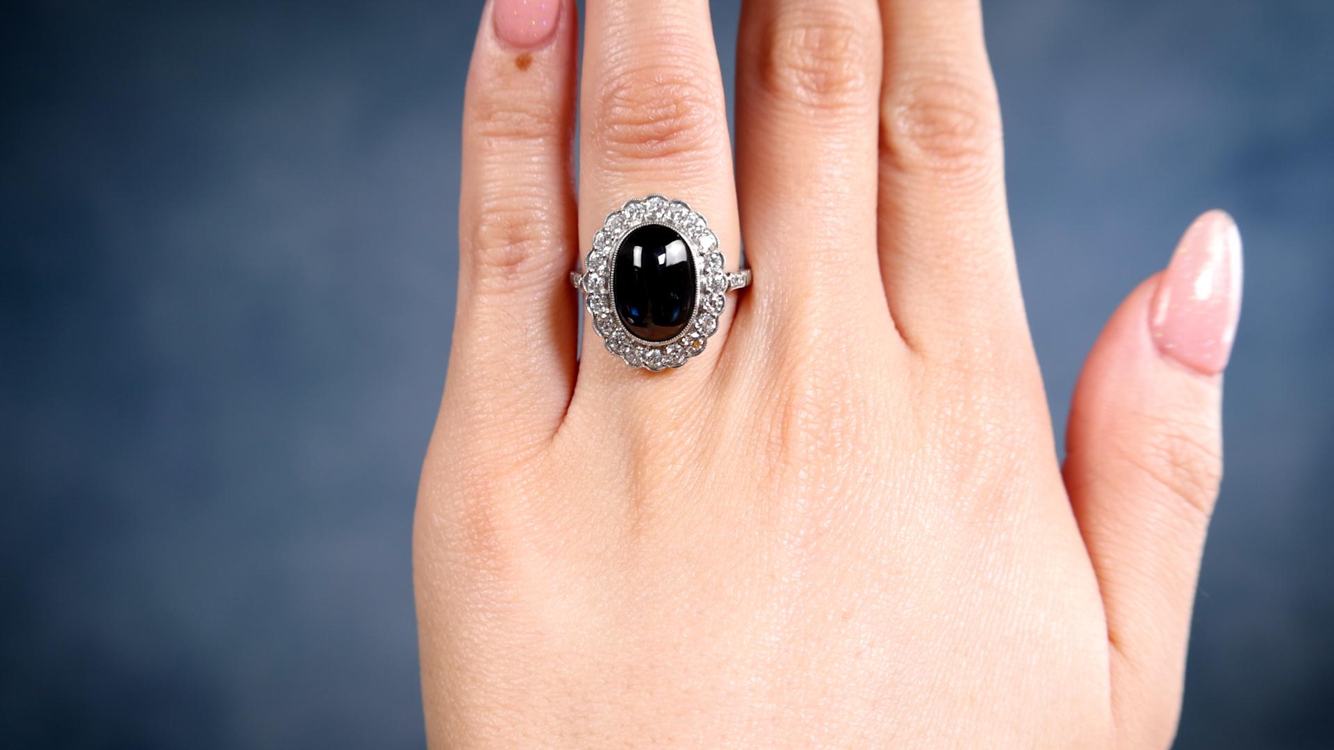 Art Deco inspirierter Saphir Diamant Platin Halo Cluster-Ring (Art déco) im Angebot