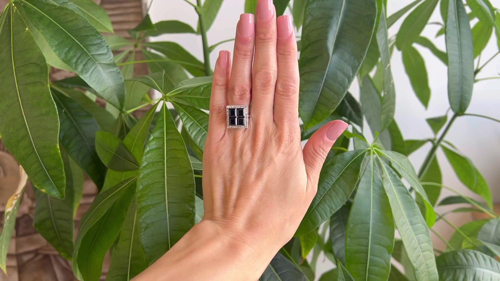 Ein Art Deco inspiriert Saphir Diamant Platin Quadrat Cocktail Ring. Mit vier rechteckigen grün-blauen Saphiren im Stufenschliff mit einem Gesamtgewicht von etwa 6,00 Karat. Akzentuiert durch 41 Diamanten im französischen Schliff mit einem
