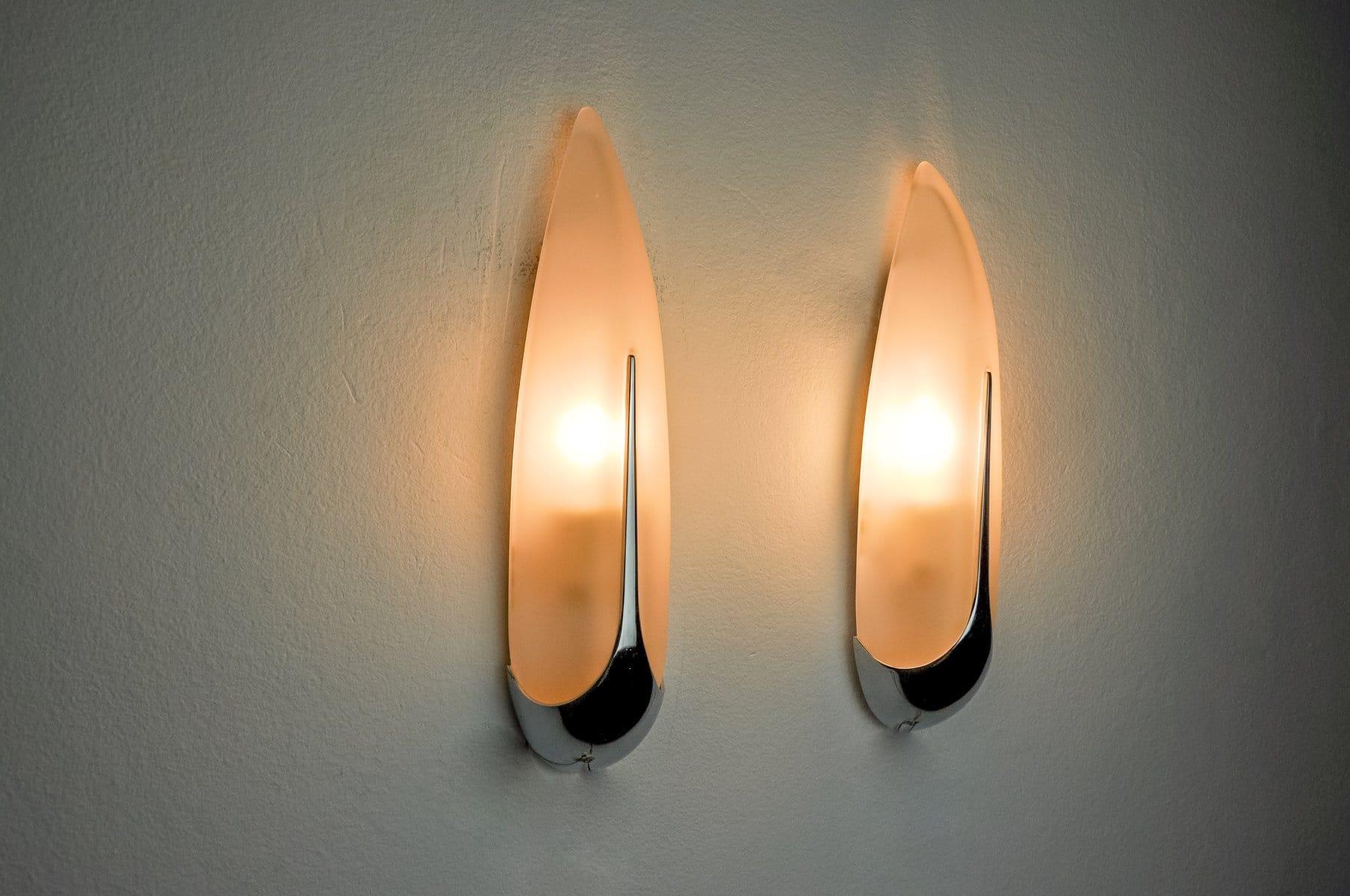 In questa inserzione troverai delle eleganti applique ispirate all'Art Déco. Sono in vetro smerigliato, con un elegante supporto cromato, che li rende un pezzo di illuminazione accattivante che si adatta a qualsiasi spazio. Realizzato in Spagna