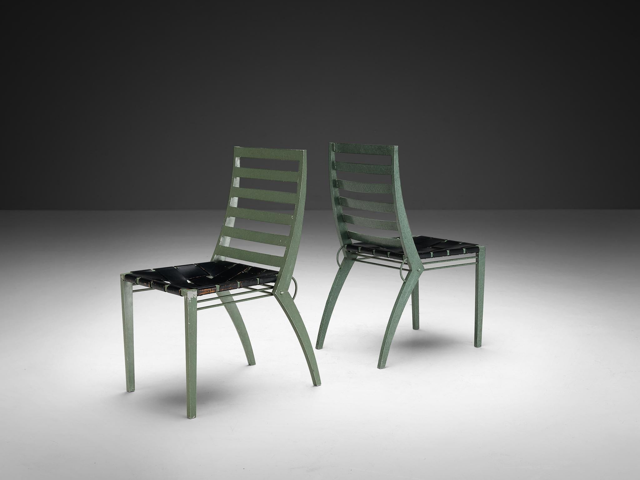 Art déco Ensemble de douze chaises de salle à manger en métal vert et cuir noir, d'inspiration Metal Artful Green en vente