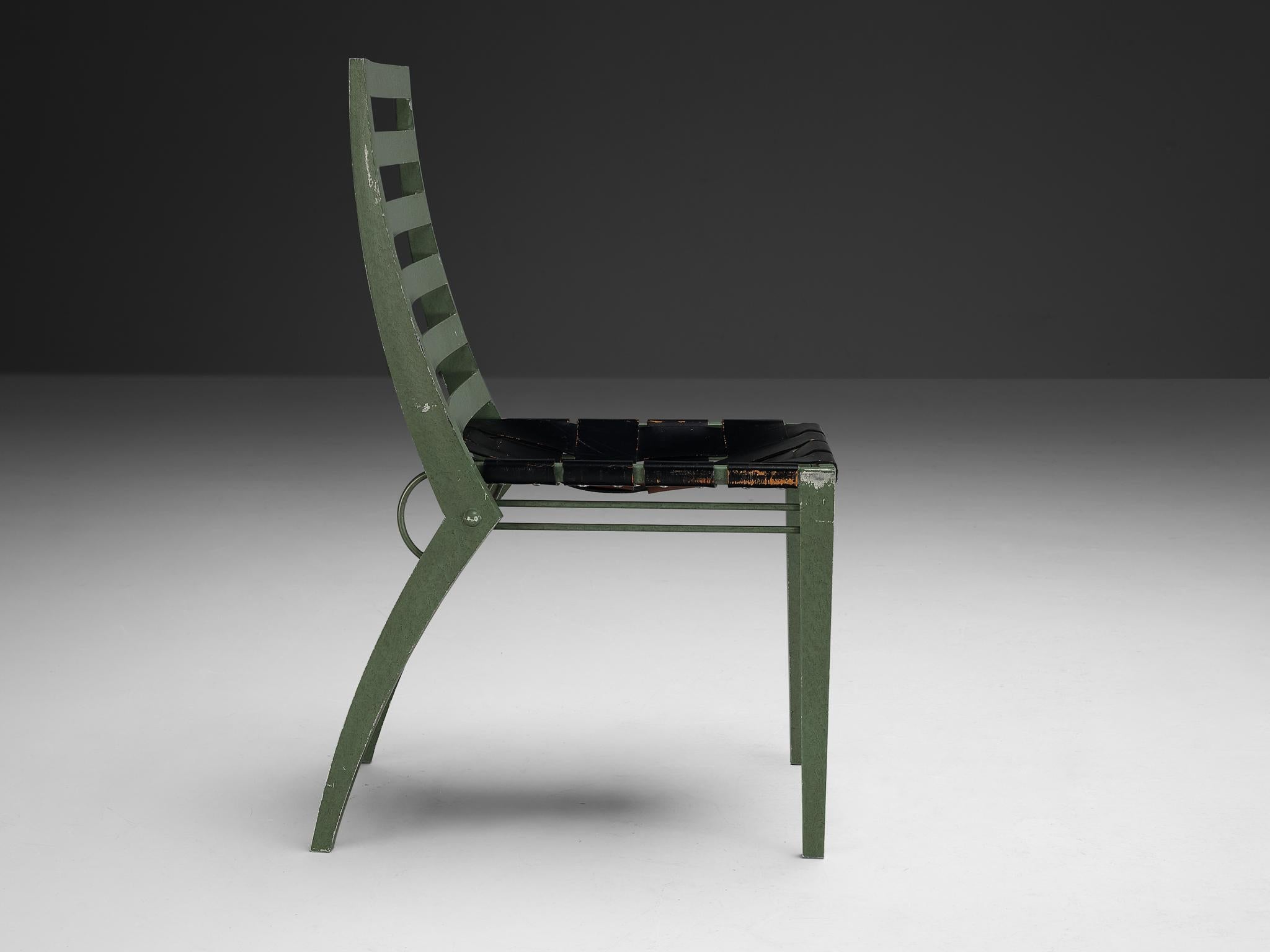 Français Ensemble de douze chaises de salle à manger en métal vert et cuir noir, d'inspiration Metal Artful Green en vente