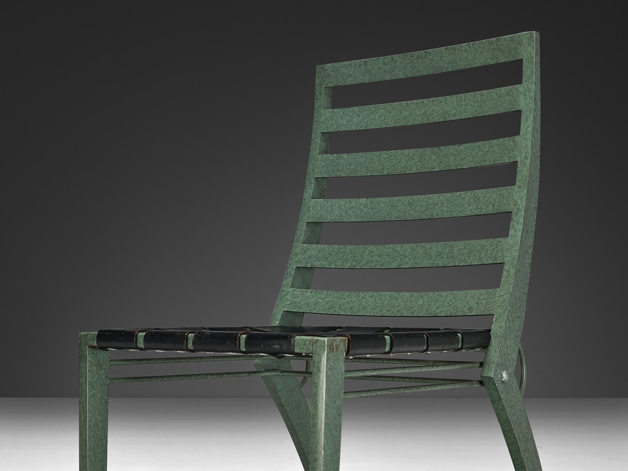 Fin du 20e siècle Ensemble de douze chaises de salle à manger en métal vert et cuir noir, d'inspiration Metal Artful Green en vente