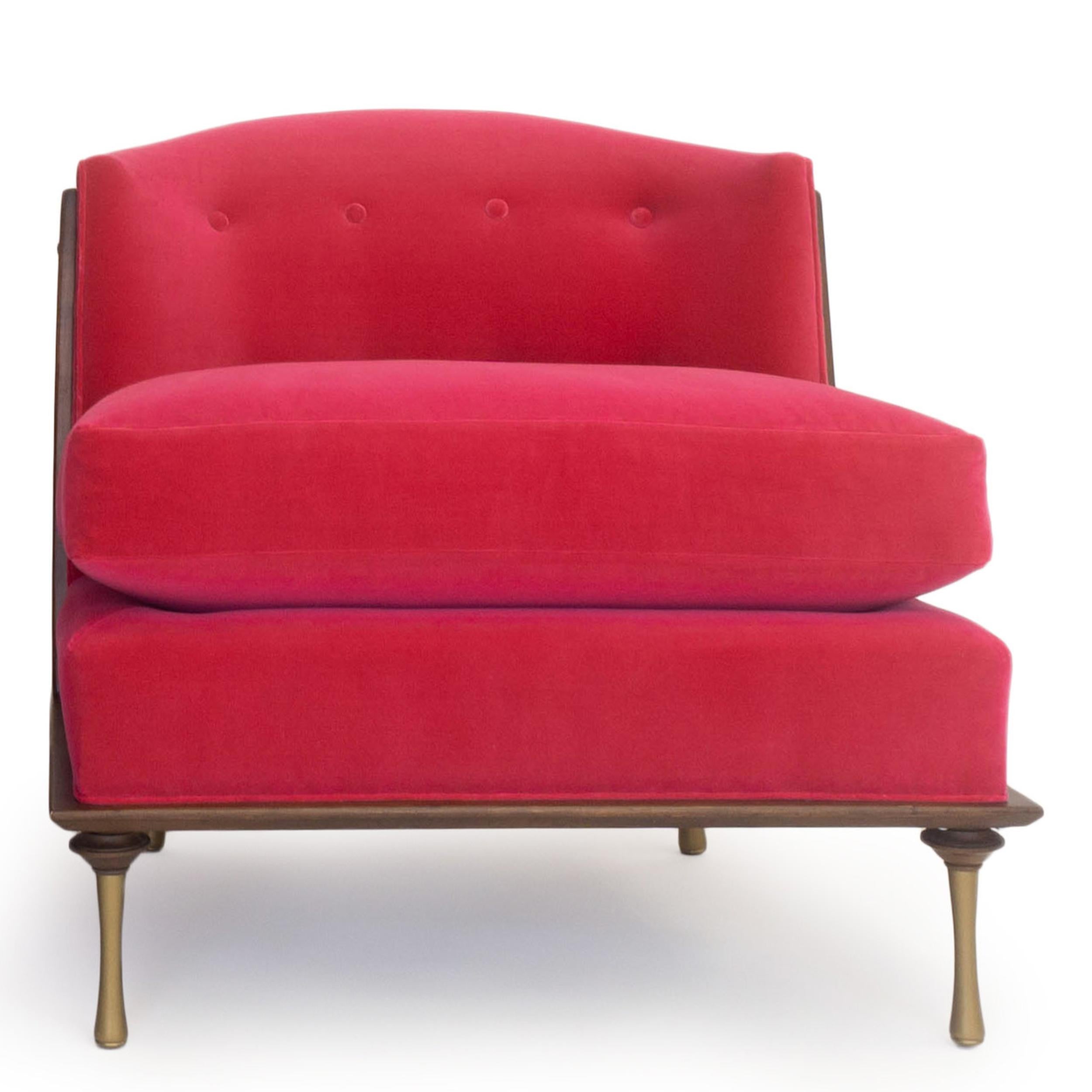 Cette chaise pantoufle d'inspiration Art Déco, recouverte de velours rose vif, présente un cadre en bois apparent avec une finition noyer, un coussin de dossier à boutons, des pieds peints en or et une assise épaisse. Une chaise super confortable