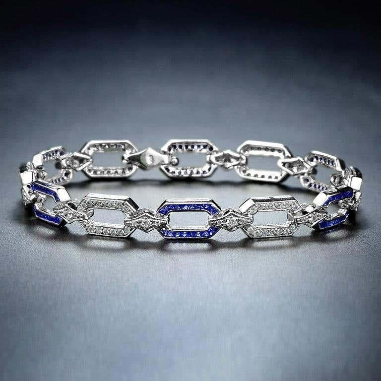 Con deslumbrantes diamantes y zafiros, esta pulsera de estilo Art Déco está bellamente elaborada. Su diseño es geométrico y simétrico. Los diamantes tienen un peso total de 1,50 quilates aproximadamente y se estiman como G en color y VS en claridad.