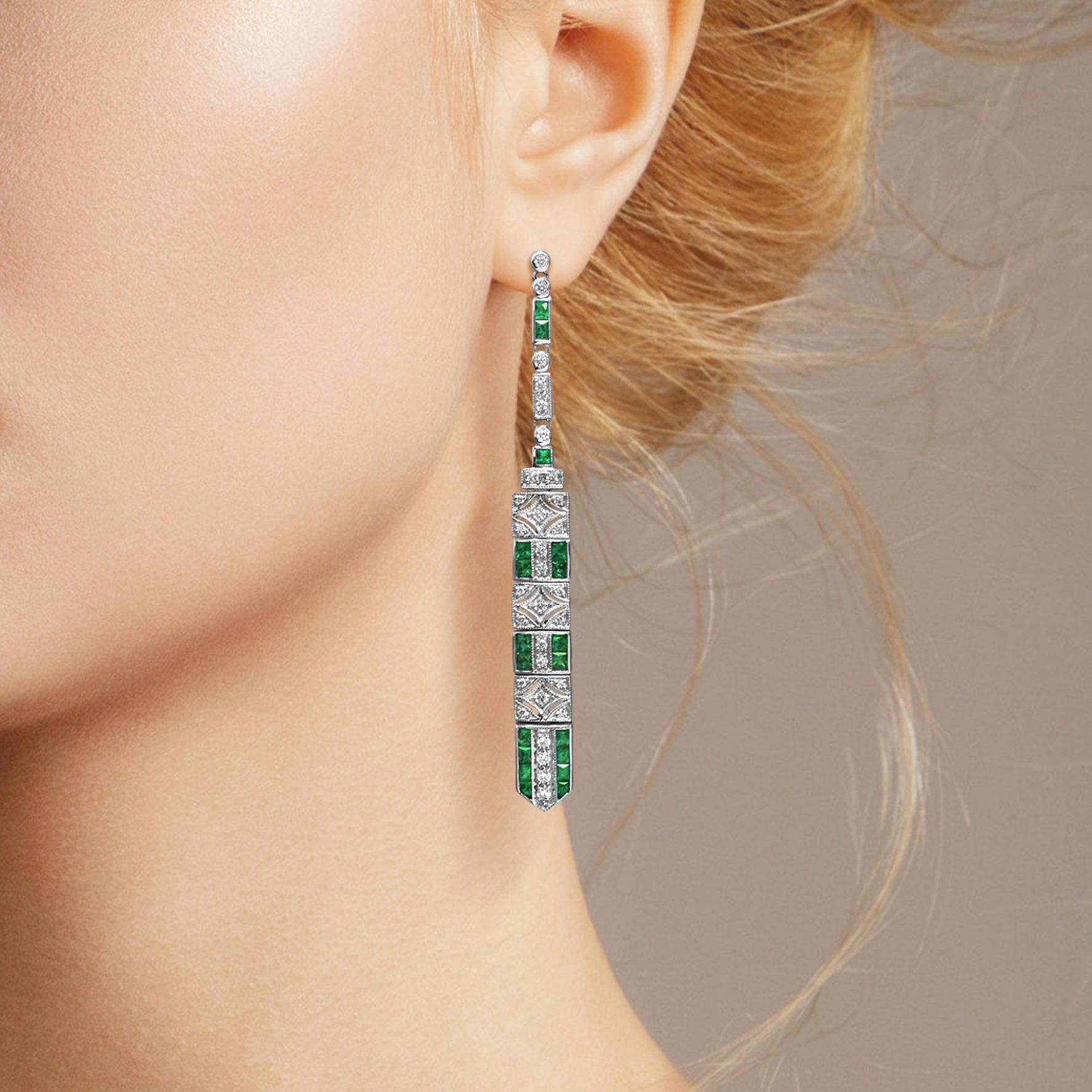 Taglio francese Orecchini d'ispirazione Art Deco con smeraldo verde e diamanti a goccia in oro bianco in vendita