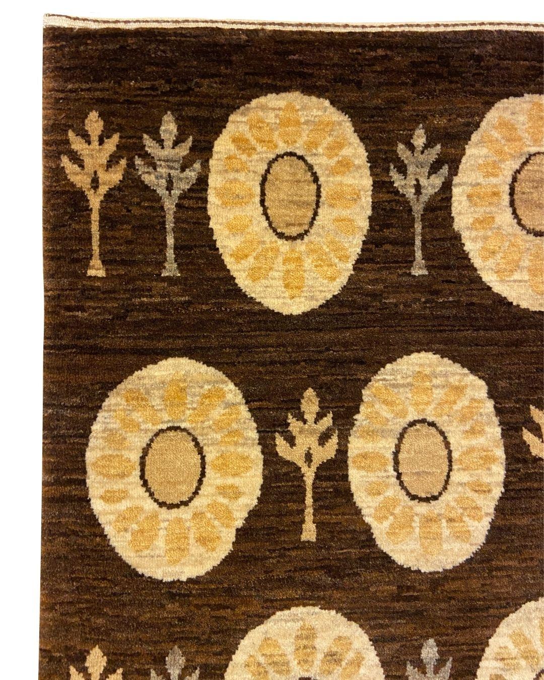 Dieser Art-Déco-inspirierte Perserteppich aus hellbrauner und brauner Wolle mit Stammesmotiven, 3' x 5', verbindet ein auffälliges geometrisches Design mit Stammeseinflüssen und schafft so ein einzigartiges Statement-Stück. Das abwechselnde Muster