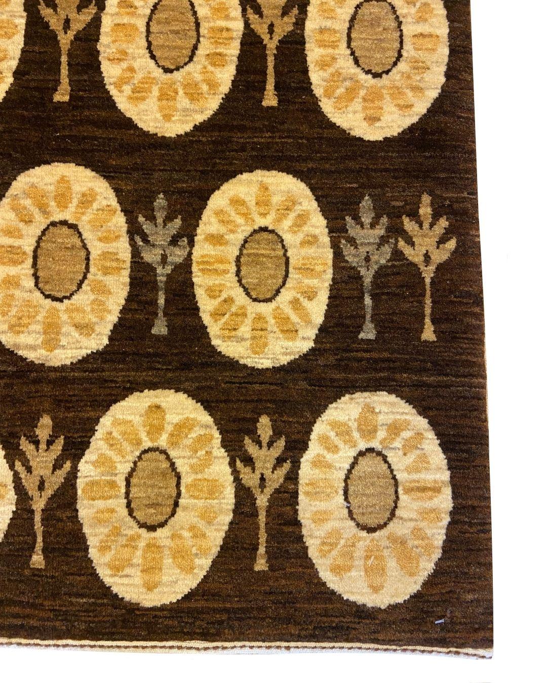 Art Deco-inspirierte Tan und Brown Wolle Perserteppich mit Tribal-Motiven, 3' x 5' (Persisch) im Angebot