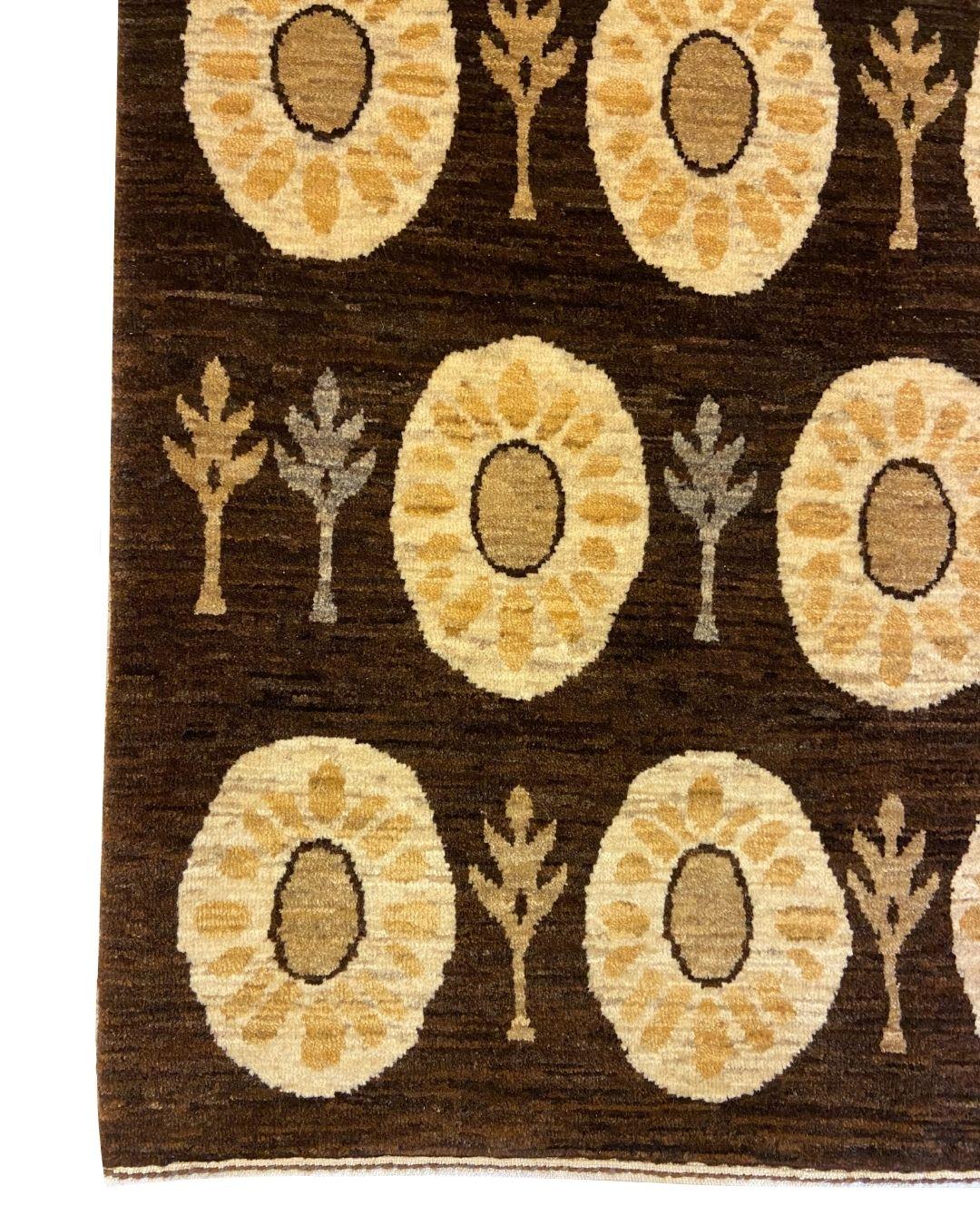 Art Deco-inspirierte Tan und Brown Wolle Perserteppich mit Tribal-Motiven, 3' x 5' (Pflanzlich gefärbt) im Angebot