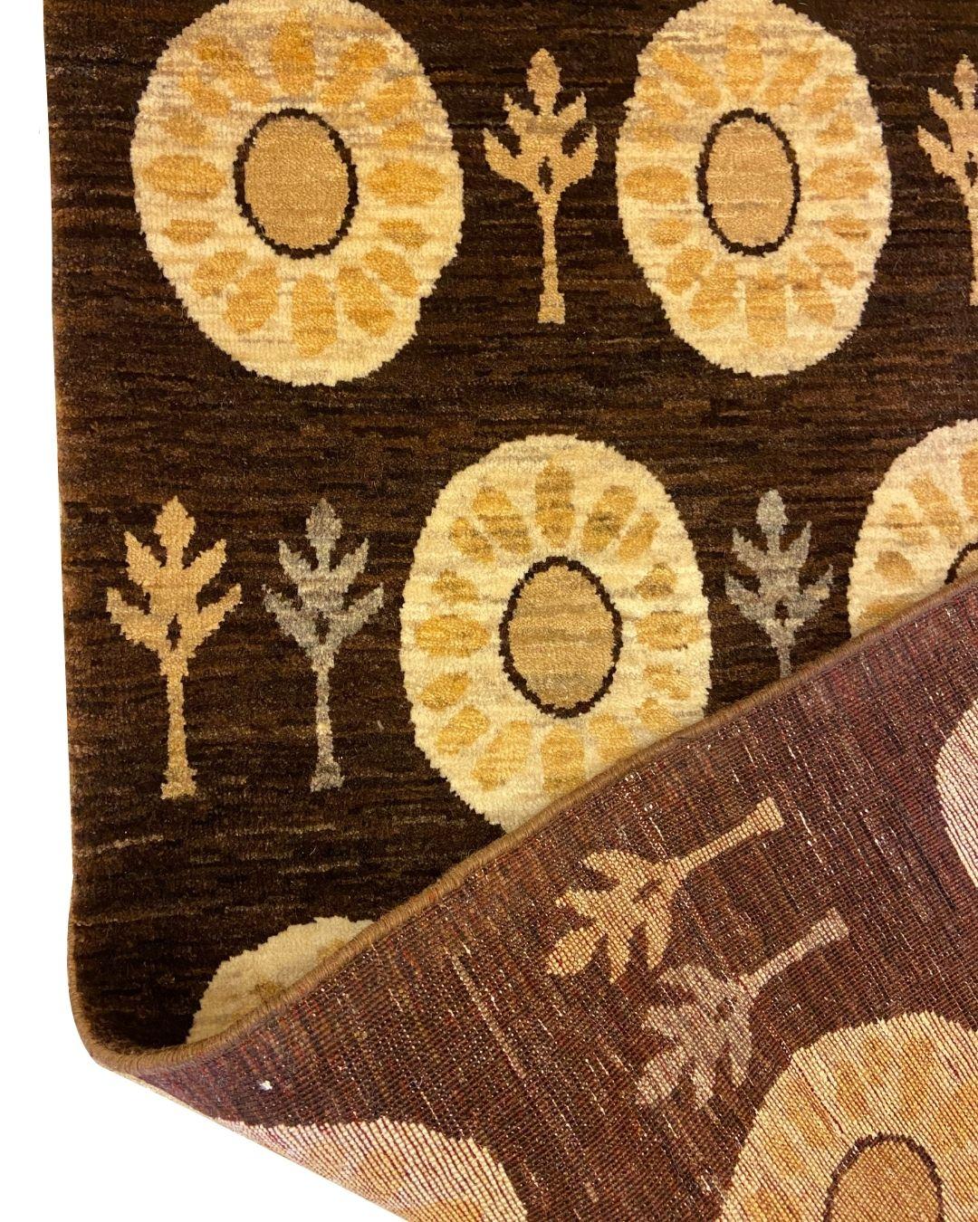 Art Deco-inspirierte Tan und Brown Wolle Perserteppich mit Tribal-Motiven, 3' x 5' (21. Jahrhundert und zeitgenössisch) im Angebot