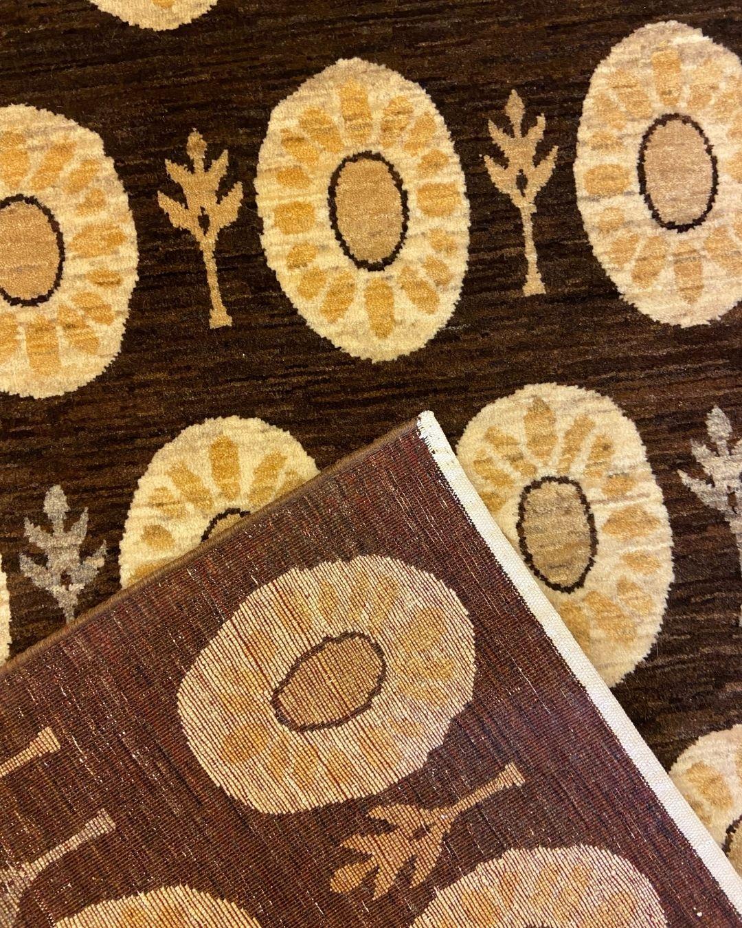 Art Deco-inspirierte Tan und Brown Wolle Perserteppich mit Tribal-Motiven, 3' x 5' im Angebot 1