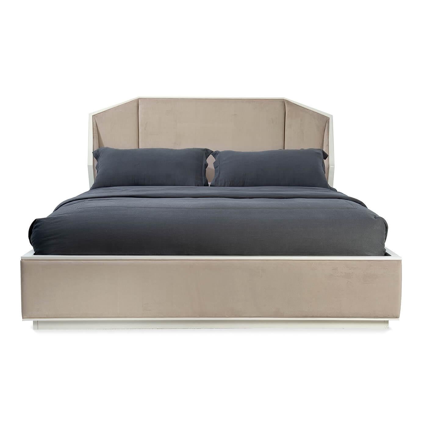Ein Art Deco-inspiriertes gepolstertes französisches Bett mit einem gepolsterten, schrägen Eckkopfteil mit Umschlagseiten. Das vom Art déco inspirierte geometrische Design ist eine Anspielung auf die Architektur der 1930er Jahre. 

Mit großer