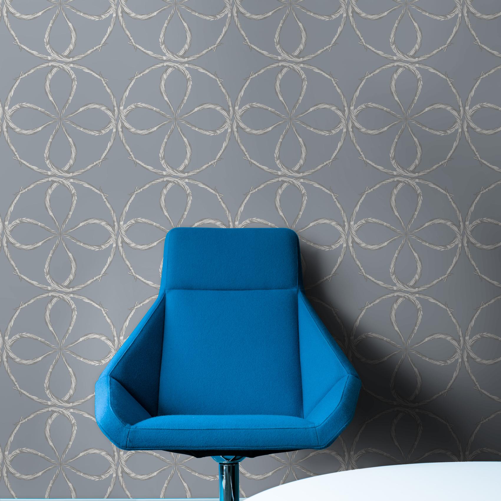 Art Déco Carta da parati bianca e azzurra di ispirazione Art Deco: Quatrefoil Silver in vendita