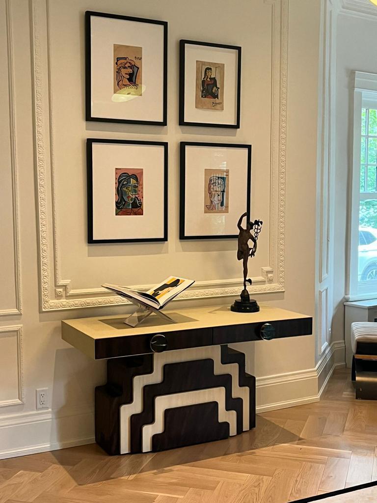 La table console Annali Black est la console à tiroirs parfaite pour un couloir Art déco. Une étonnante console de luxe laquée en brun terra et ivoire clair qui convient aux projets résidentiels et hôteliers.

La table console Annali est la console