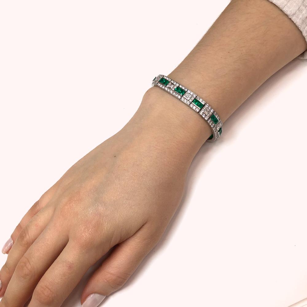 Beautiful art deco / retro slim style bracelet.
Princess cut Zambian emeralds 6.28 ct.
Round natural white diamonds 9.36 ct.
Natural Diamonds G-H Color Clarity VS.
Platinum 950 bracelet.
Length: 17.8 cm
Width: 0.9 cm
Weight: 40.4 g