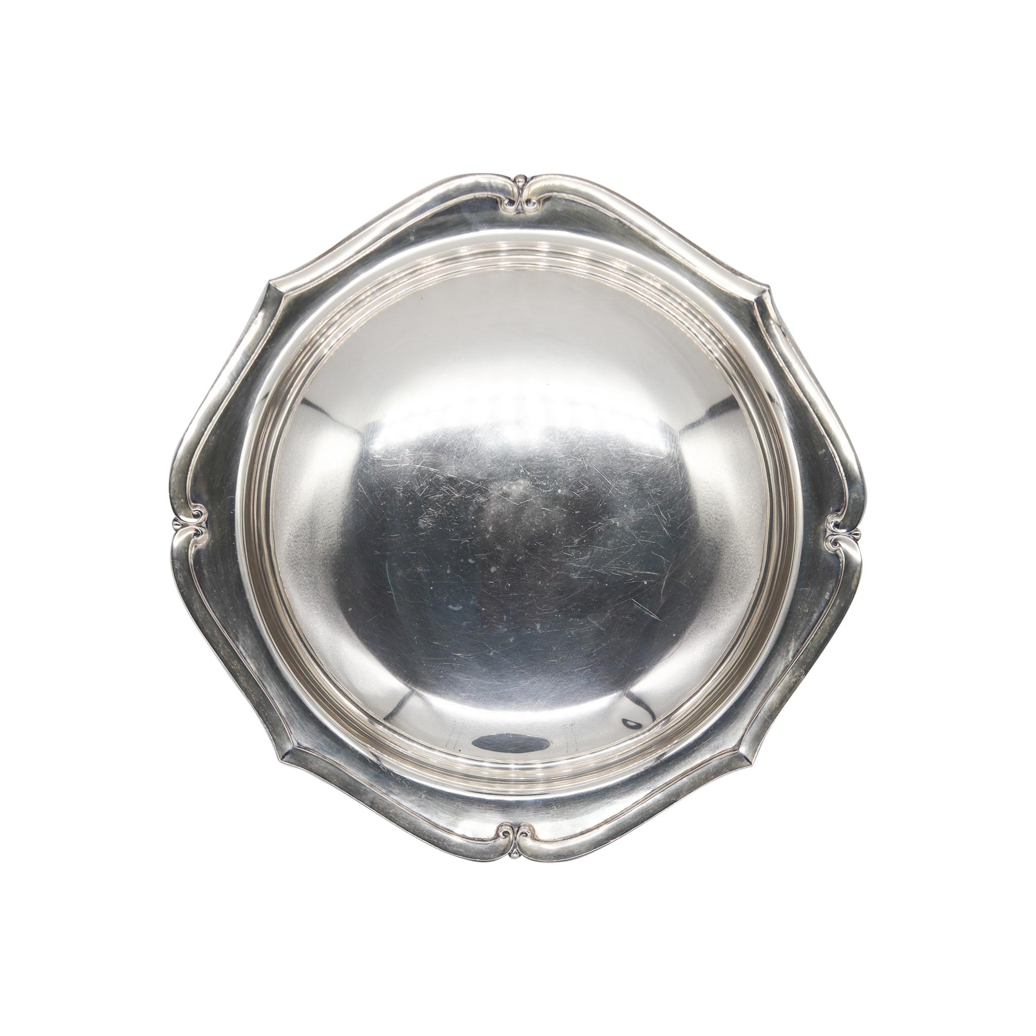A vegetable bowl designed by the International Silver Co.

Beautiful antique American piece, created during the art deco period by the International Silver Co, back in the 1925. This oversized vegetable bowl has been crafted in solid .925/.999
