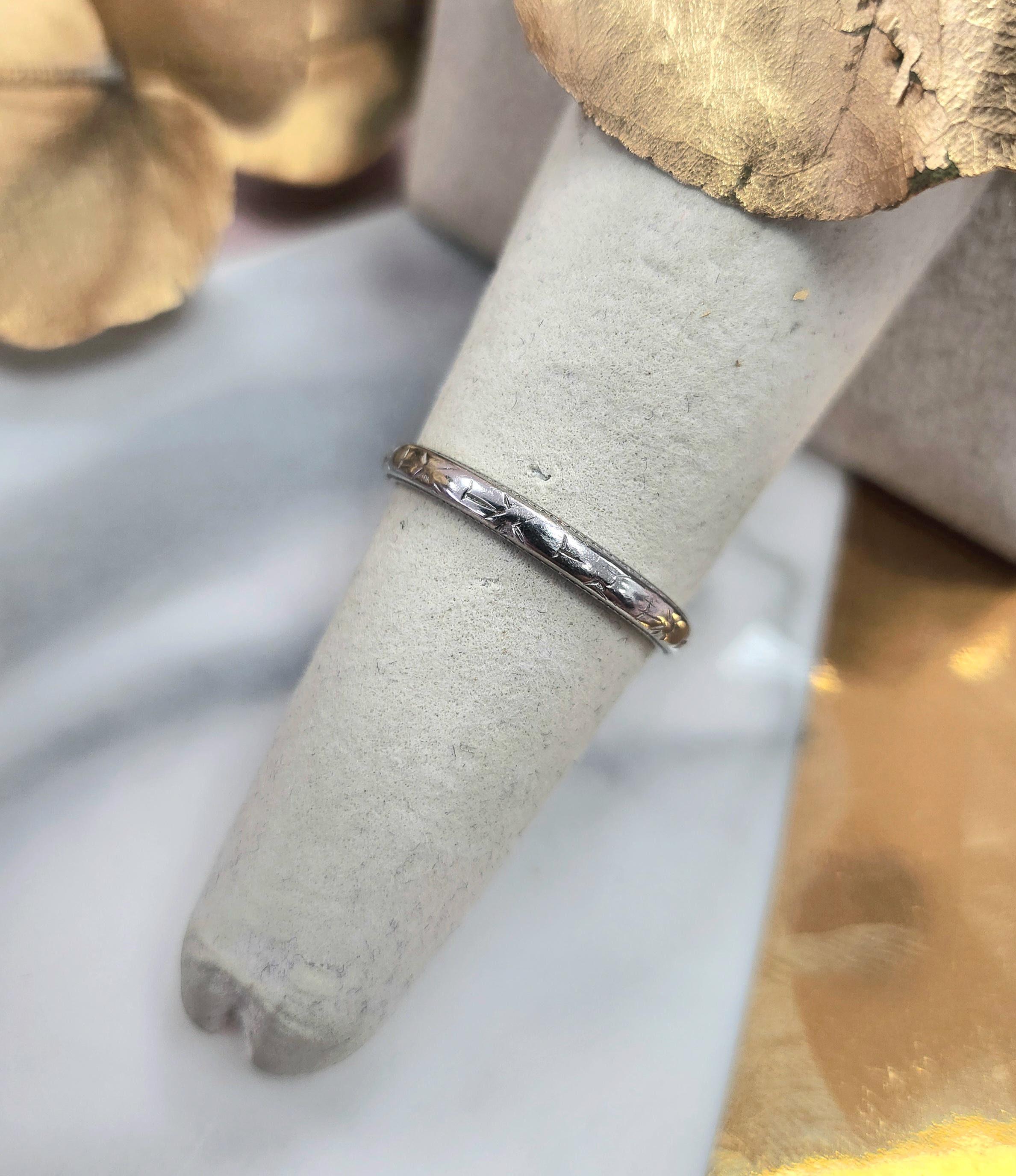 Même le plus simple des bracelets en or blanc peut être extraordinaire lorsqu'il est vintage. Cette pièce intemporelle illustre l'art et le savoir-faire qui rendent les bijoux anciens si uniques.

D'une largeur de seulement 2,2 mm, le bracelet